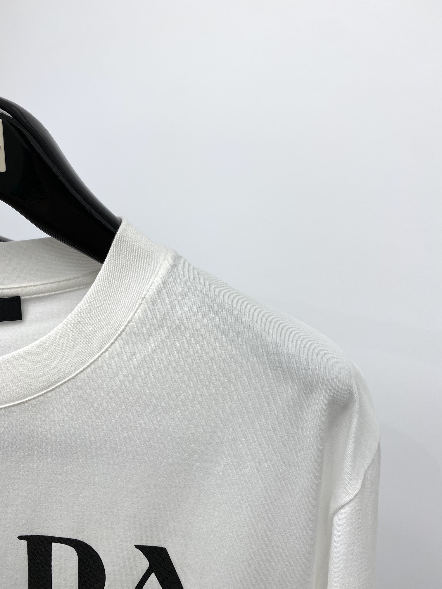 普拉达2024新品短袖T恤帅气时尚胸前顶级印胶图案字母logo简约百搭款面料棉不仅挺括保持潮流的廓形又穿