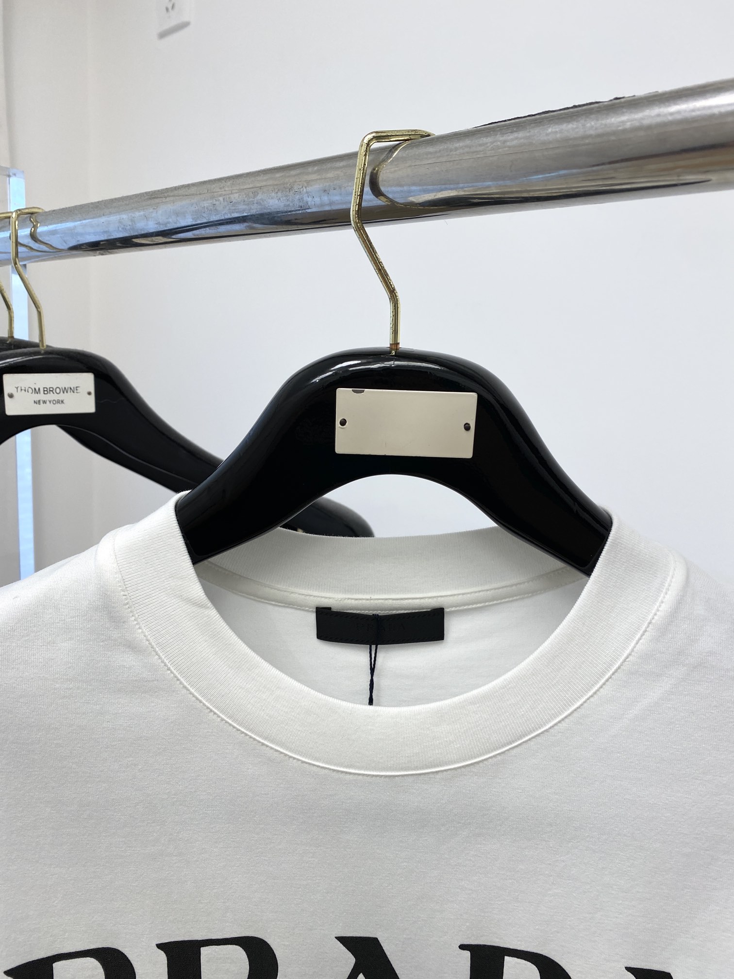 普拉达2024新品短袖T恤帅气时尚胸前顶级印胶图案字母logo简约百搭款面料棉不仅挺括保持潮流的廓形又穿