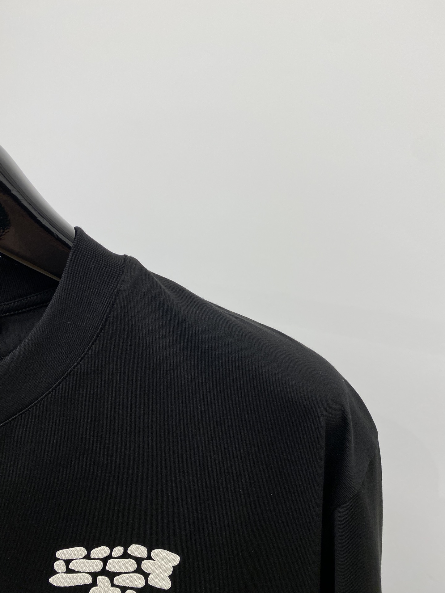 路易威登2024新品短袖T恤帅气时尚胸前顶级印胶图案字母logo简约百搭款面料棉不仅挺括保持潮流的廓形又