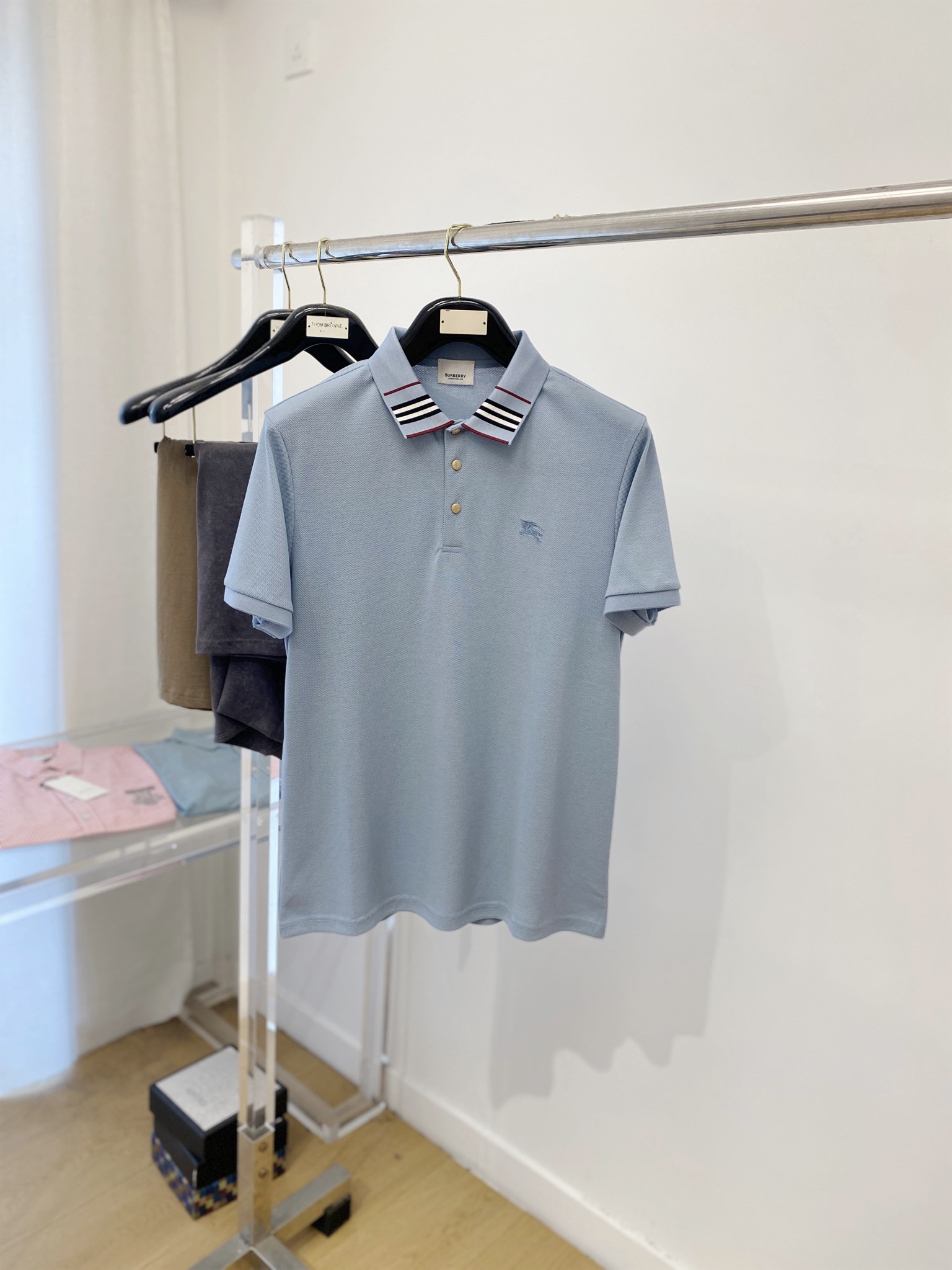 Boutique de créateurs en gros
 Burberry Vêtements T-Shirt Réplique pratique et polyvalent concepteur
 Broderie fleurs Coton Fashion Manches courtes