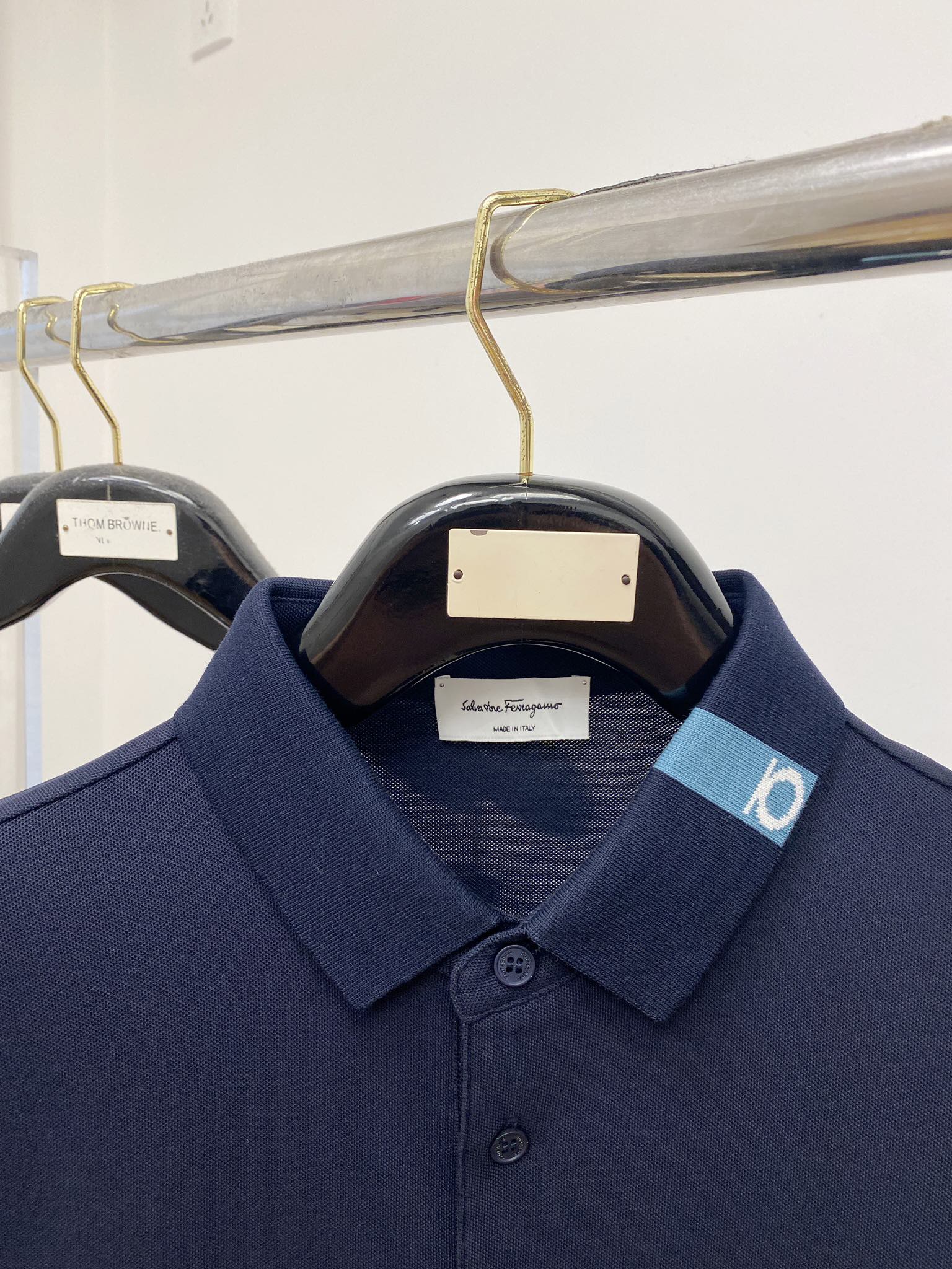 “Firagmu 2025 New Short-Sleeve T-Shirts: Curvature Design Logo, Cotton Fabric, $100” - 图片 2