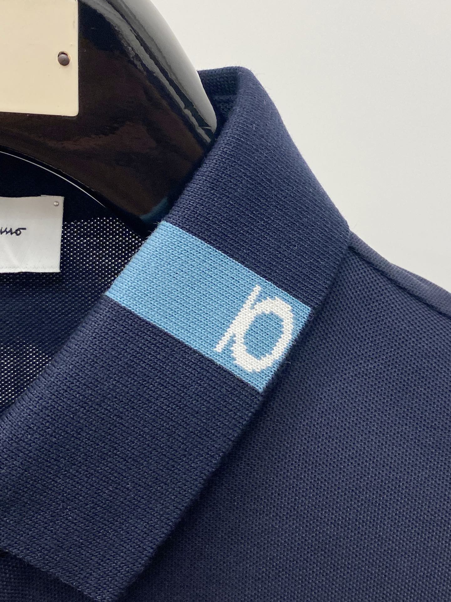 “Firagmu 2025 New Short-Sleeve T-Shirts: Curvature Design Logo, Cotton Fabric, $100” - 图片 5