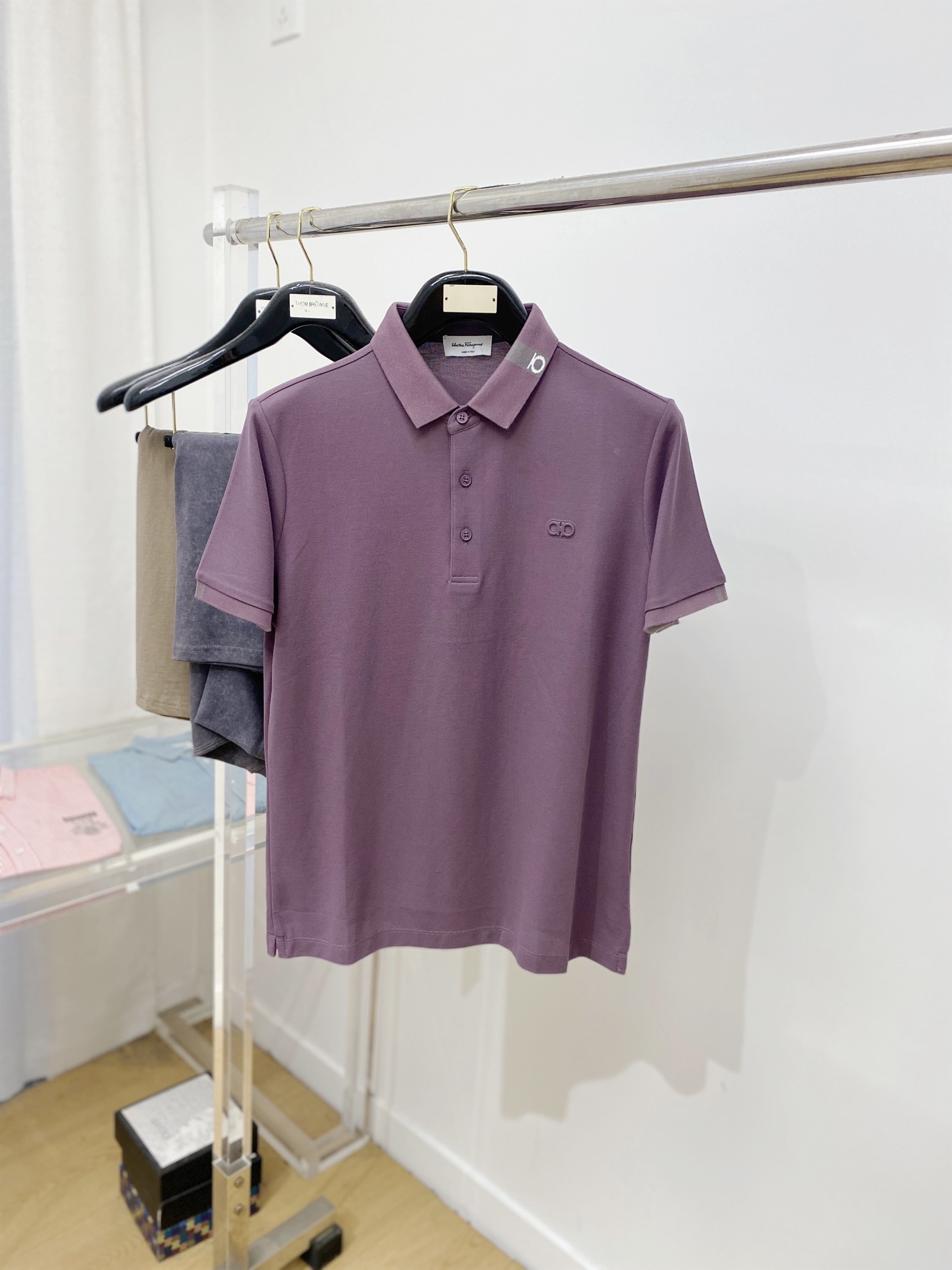 “Firagmu 2025 New Short-Sleeve T-Shirts: Handsome Curvature Design, Cotton Fabric, $100” - 图片 1