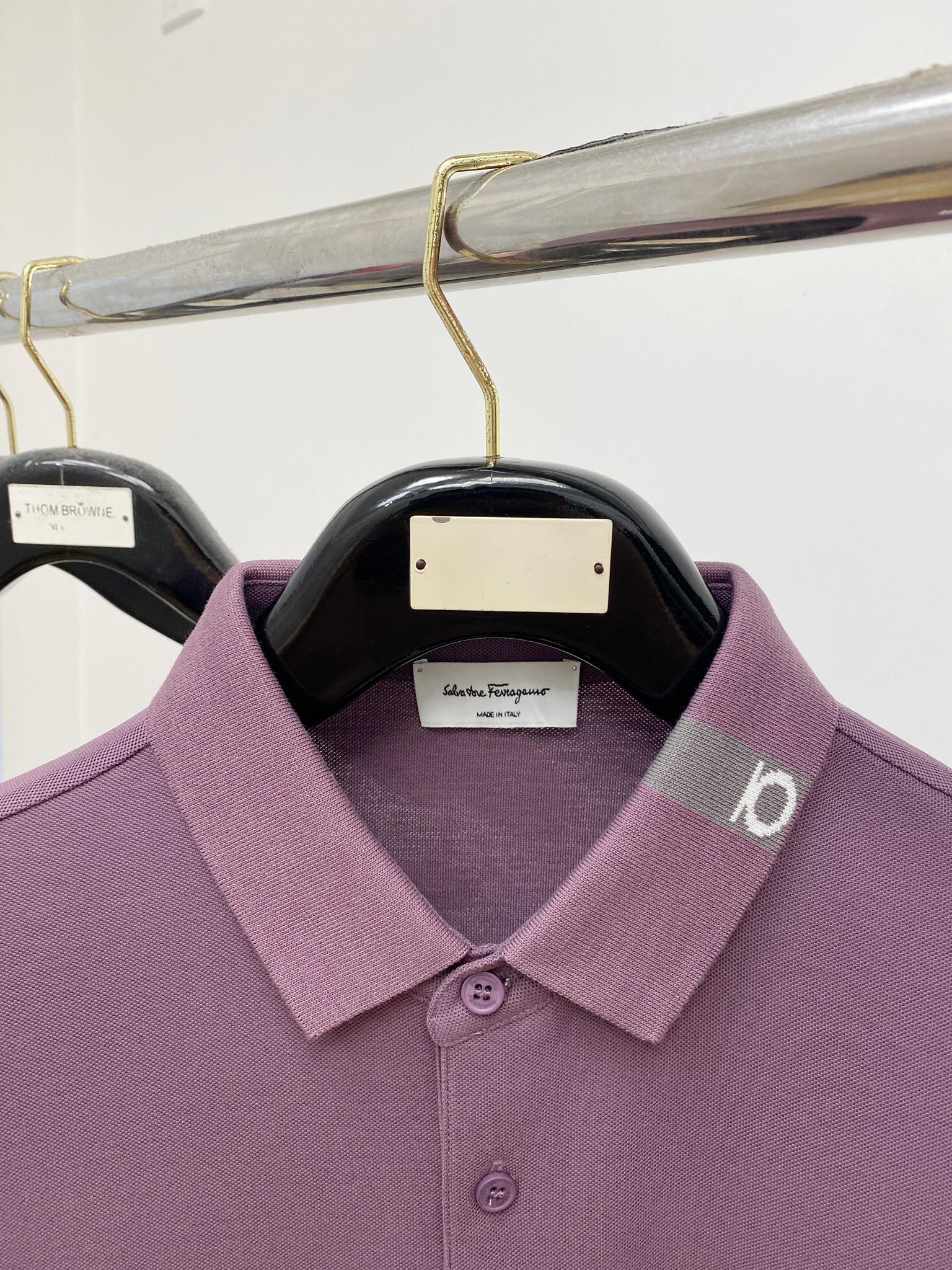 “Firagmu 2025 New Short-Sleeve T-Shirts: Handsome Curvature Design, Cotton Fabric, $100” - 图片 2