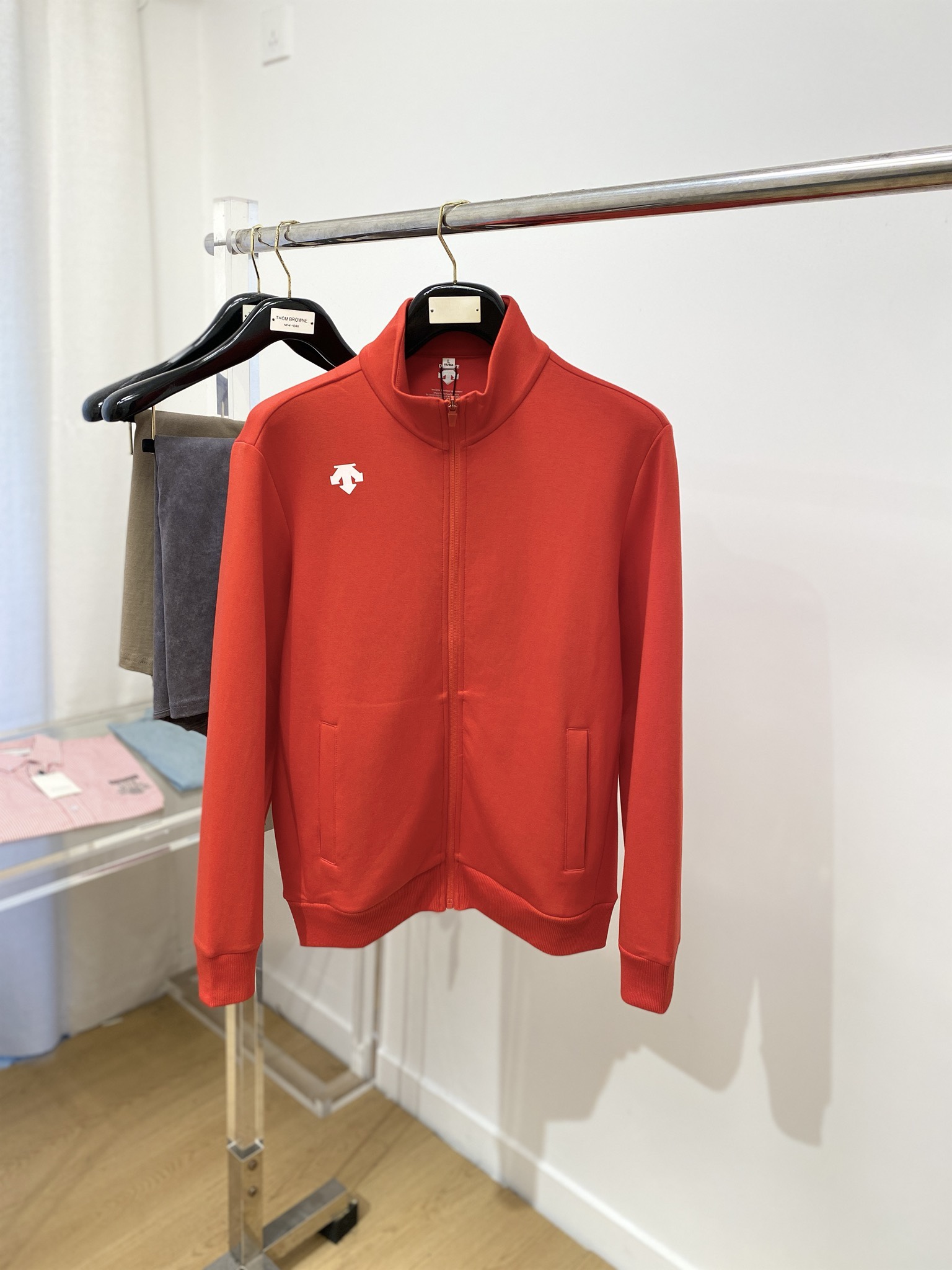 NO:118254,DESCENTE, new sweatshirt jacket, handsome and fashionable, top-grade glue-printed pattern logo on the shoulder, simple and versatile style. Fabric cotton is not only crisp, maintains a fashionable silhouette, and is comfortable to wear, and the yarn is more delicate. The size M-3XL, hoodie, sweatshirts, jackets & coats, alexander wang19860909DESCENTE迪桑特、新品卫衣外套,帅气时尚,肩部顶级印胶图案logo,简约百搭款.面料棉 不仅挺括,保持潮流的廓形,又穿着舒适,纱织更细腻,码数M-3XL,,hoodie,sweatshirts,jackets & coats,alexander wang,Men's clothing