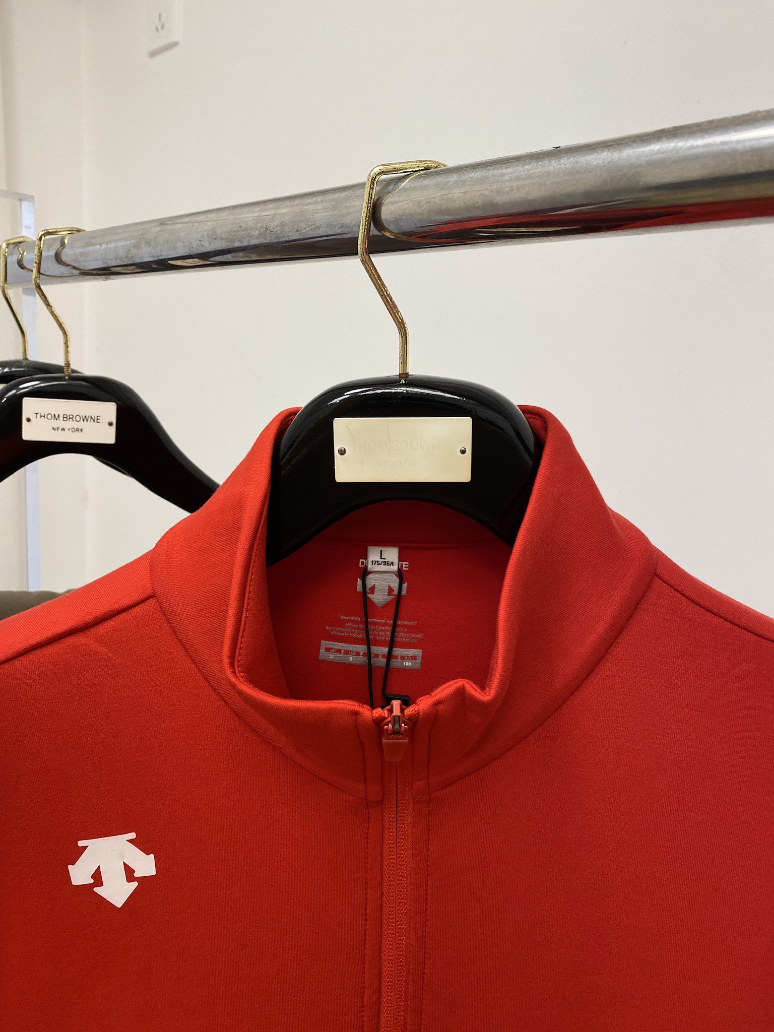 DESCENTE迪桑特、2024新品卫衣外套，帅气时尚，肩部顶级印胶图案logo，简约百搭款。面料棉 不