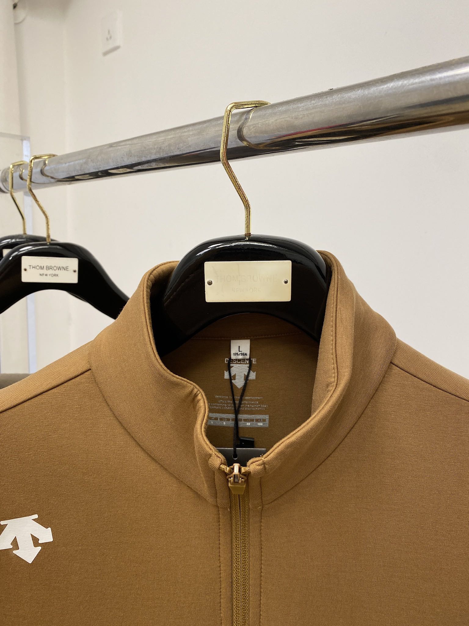 DESCENTE迪桑特、2024新品卫衣外套，帅气时尚，肩部顶级印胶图案logo，简约百搭款。面料棉 不