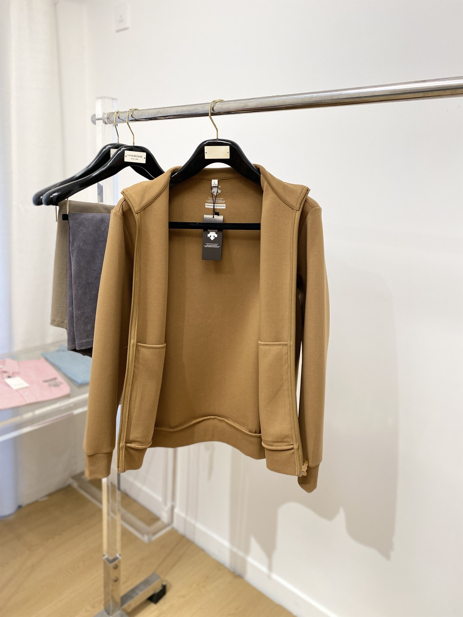 DESCENTE迪桑特、2024新品卫衣外套，帅气时尚，肩部顶级印胶图案logo，简约百搭款。面料棉 不