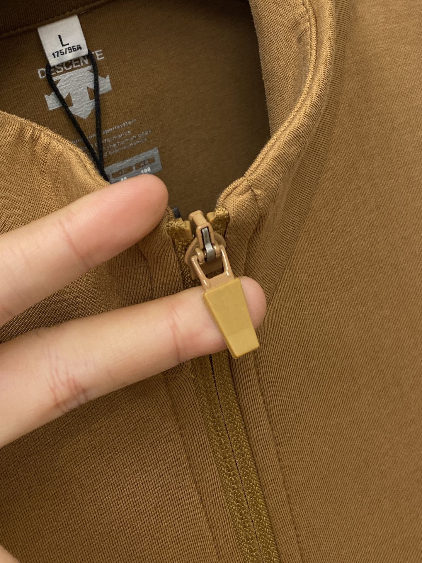 DESCENTE迪桑特、2024新品卫衣外套，帅气时尚，肩部顶级印胶图案logo，简约百搭款。面料棉 不