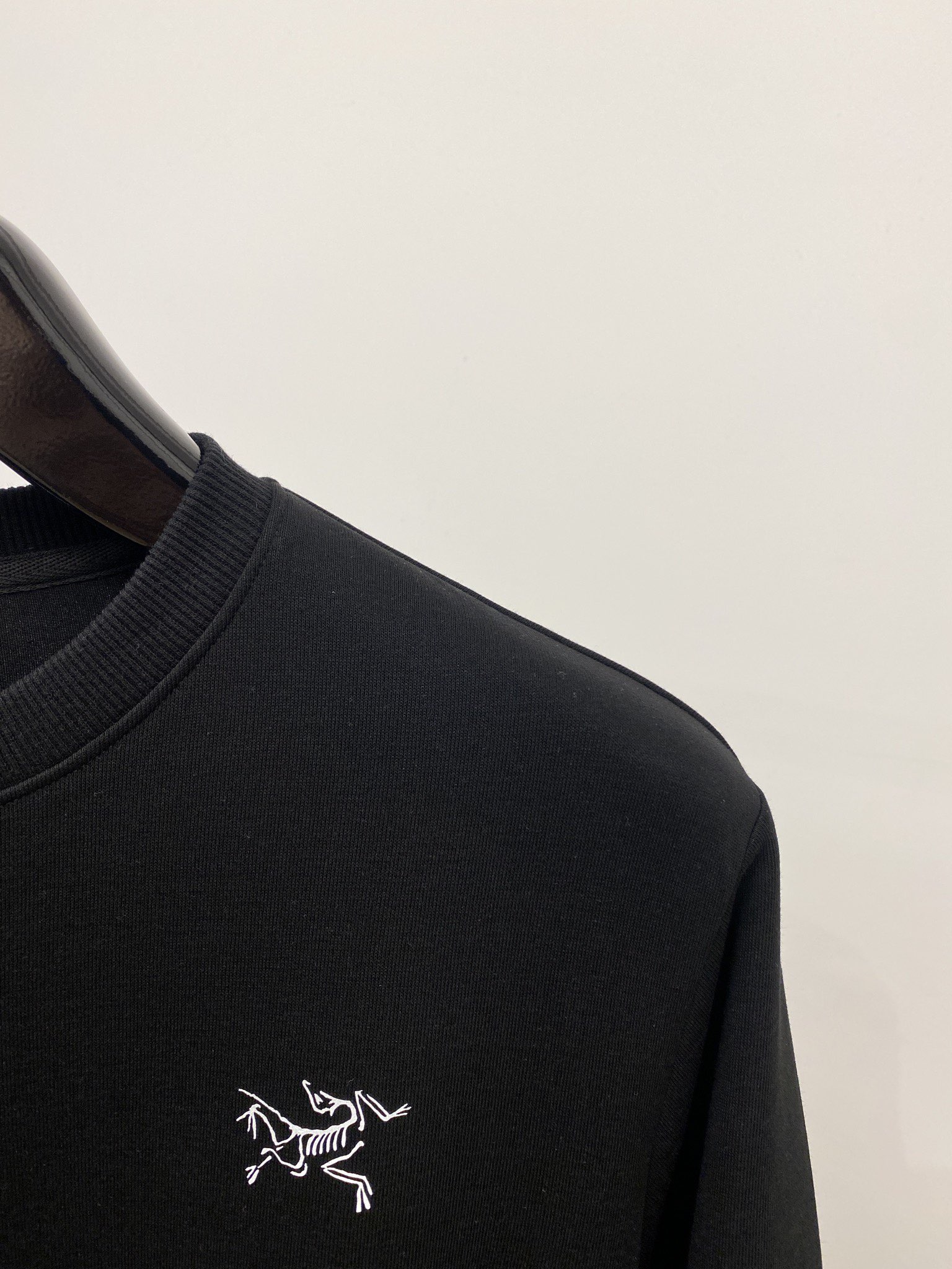 始祖鸟、2024新品卫衣，帅气时尚，胸前顶级印花图案logo，简约百搭款。面料棉 不仅挺括，保持潮流的廓