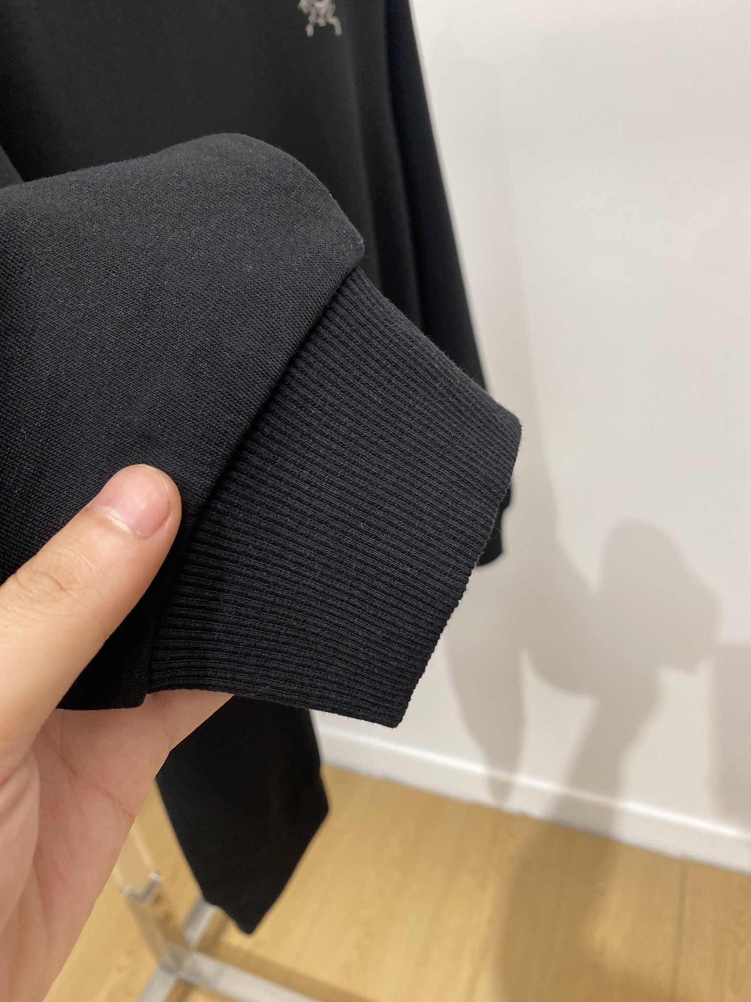 始祖鸟、2024新品卫衣，帅气时尚，胸前顶级印花图案logo，简约百搭款。面料棉 不仅挺括，保持潮流的廓