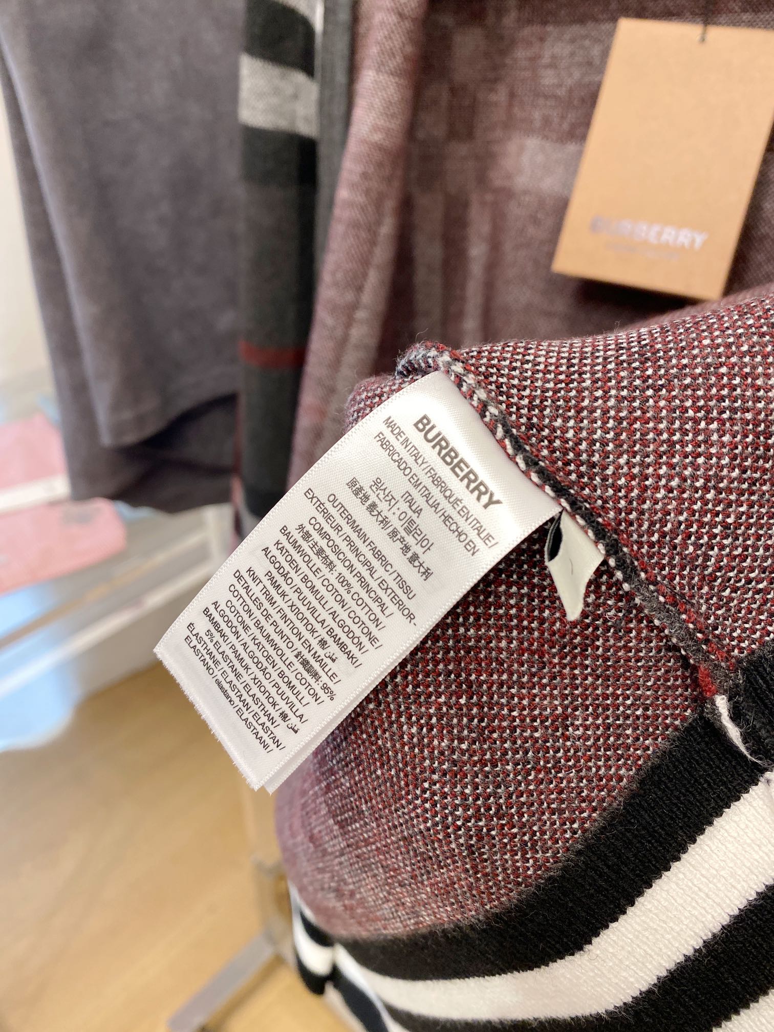 
巴宝莉、新品羊毛外套 具有手感细腻柔软，可直接与肌肤接触，让暖心的纱线变化出细腻的质感，顶级工艺极具特