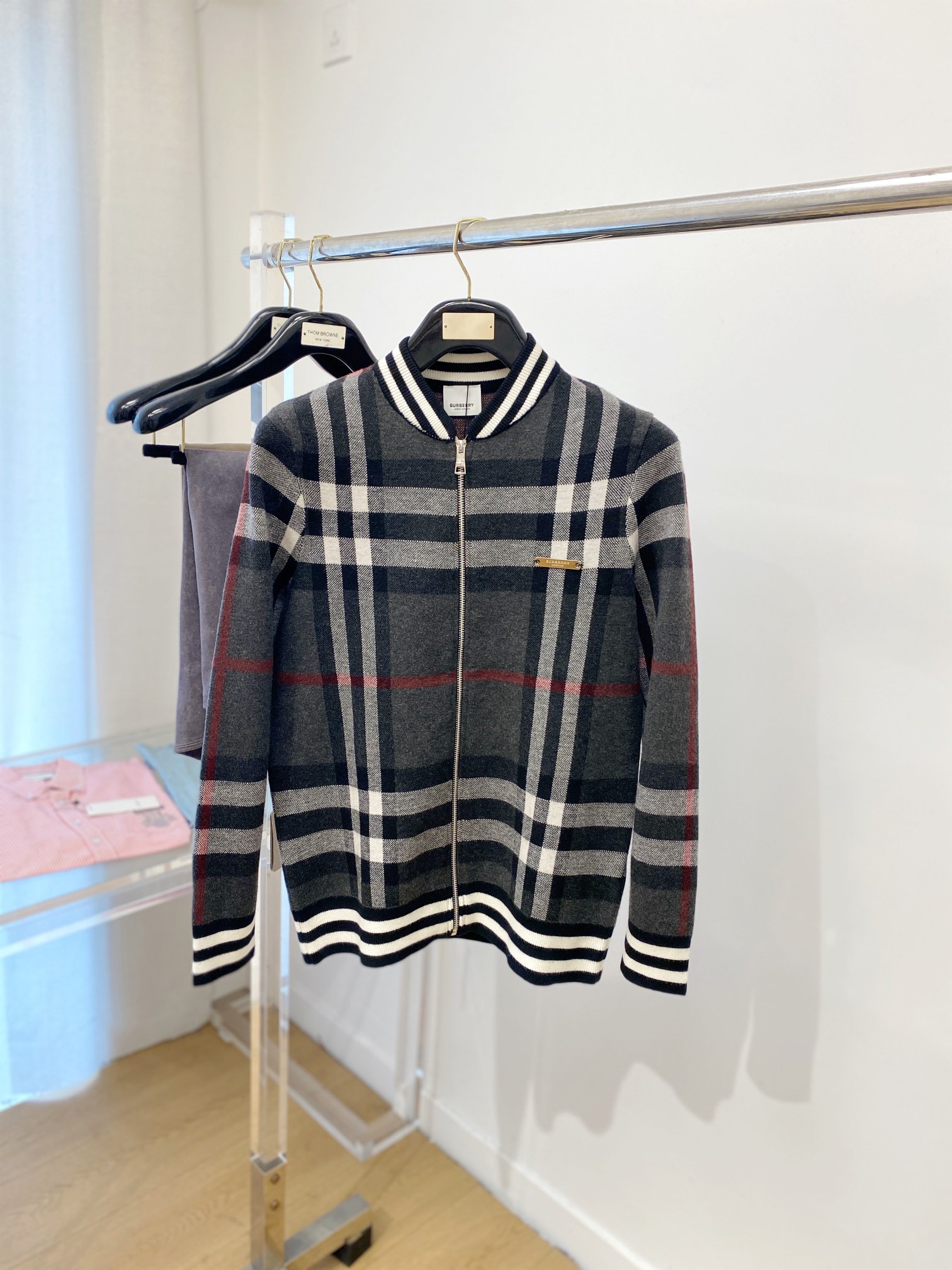 
巴宝莉、新品羊毛外套 具有手感细腻柔软，可直接与肌肤接触，让暖心的纱线变化出细腻的质感，顶级工艺极具特