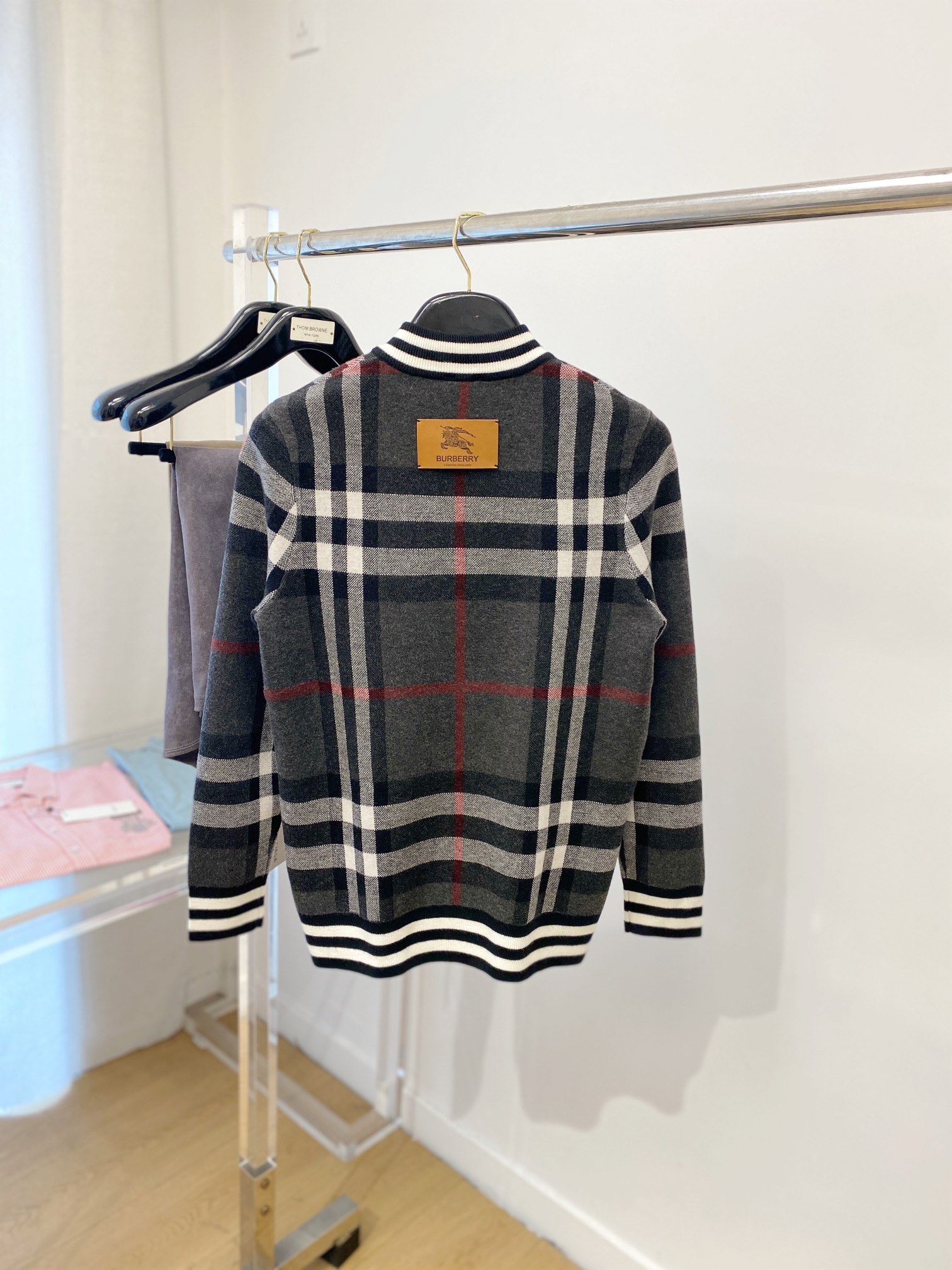 
巴宝莉、新品羊毛外套 具有手感细腻柔软，可直接与肌肤接触，让暖心的纱线变化出细腻的质感，顶级工艺极具特