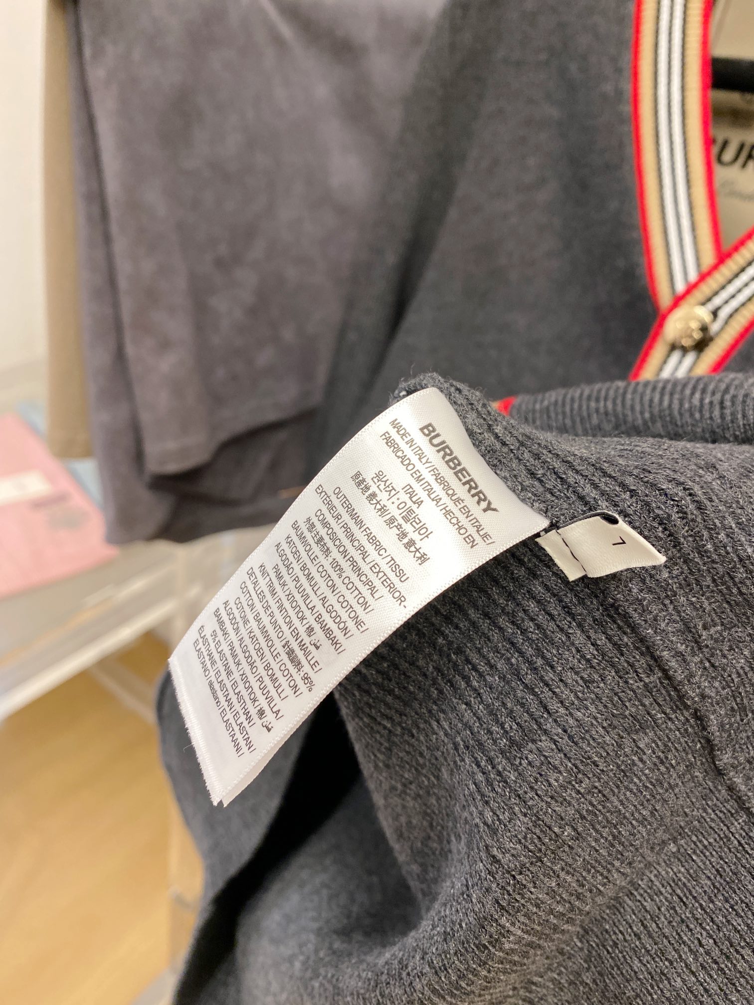 
巴宝莉、新品开衫羊毛衣 具有手感细腻柔软，可直接与肌肤接触，让暖心的纱线变化出细腻的质感，顶级工艺极具