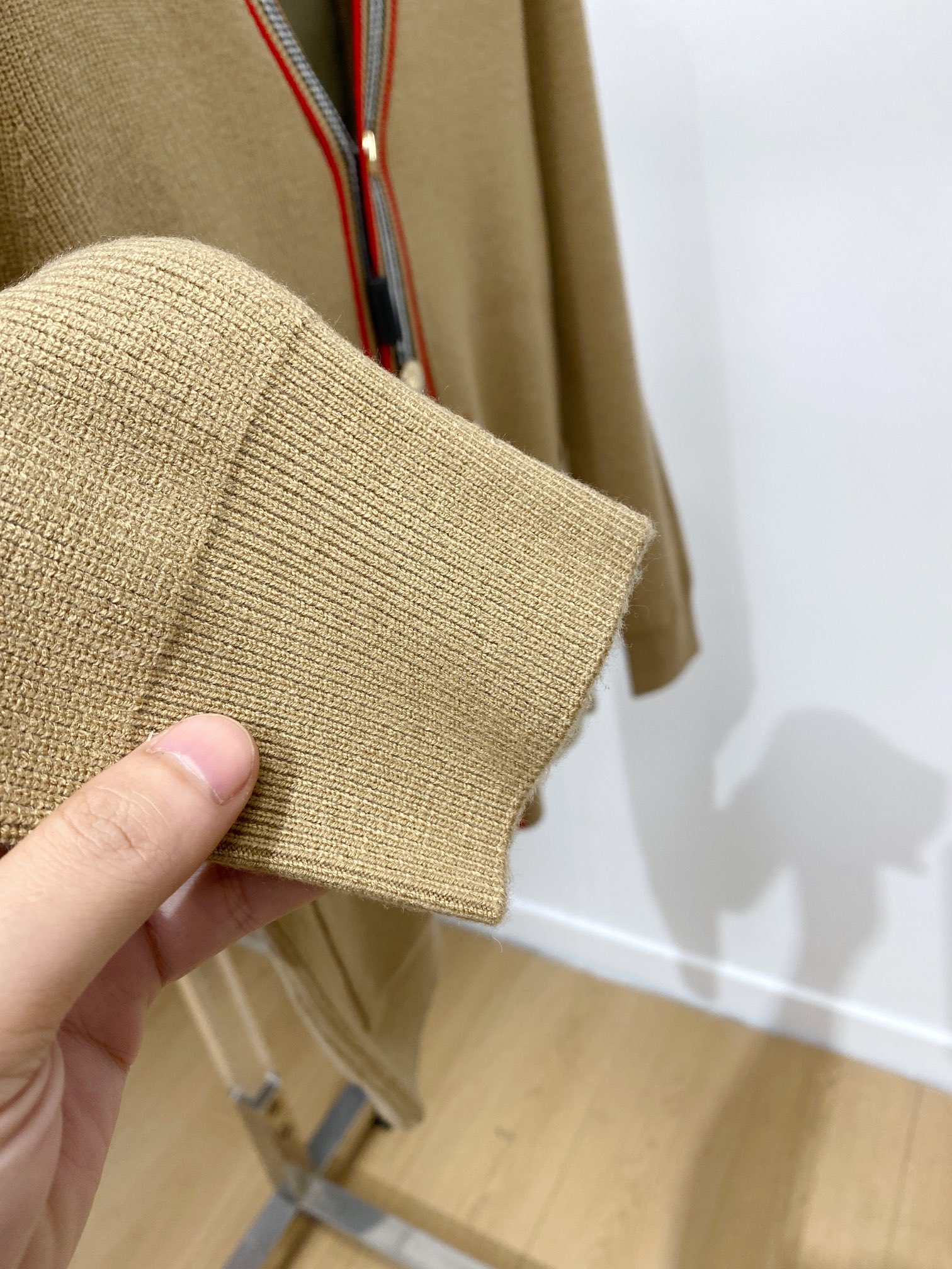 
巴宝莉、新品开衫羊毛衣 具有手感细腻柔软，可直接与肌肤接触，让暖心的纱线变化出细腻的质感，顶级工艺极具