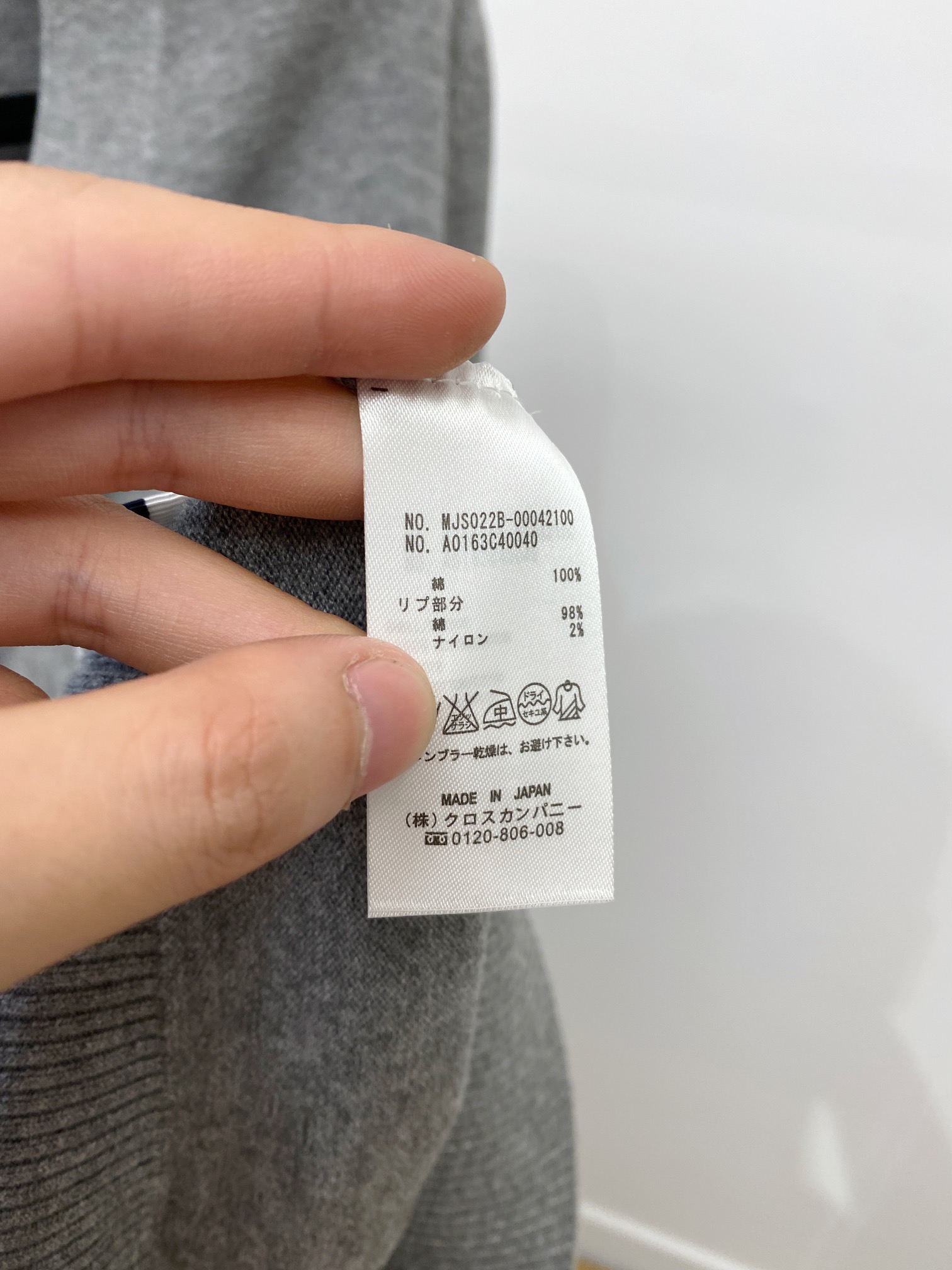  TB、新品开衫羊毛衣 具有手感细腻柔软，可直接与肌肤接触，让暖心的纱线变化出细腻的质感，顶级工艺极具特