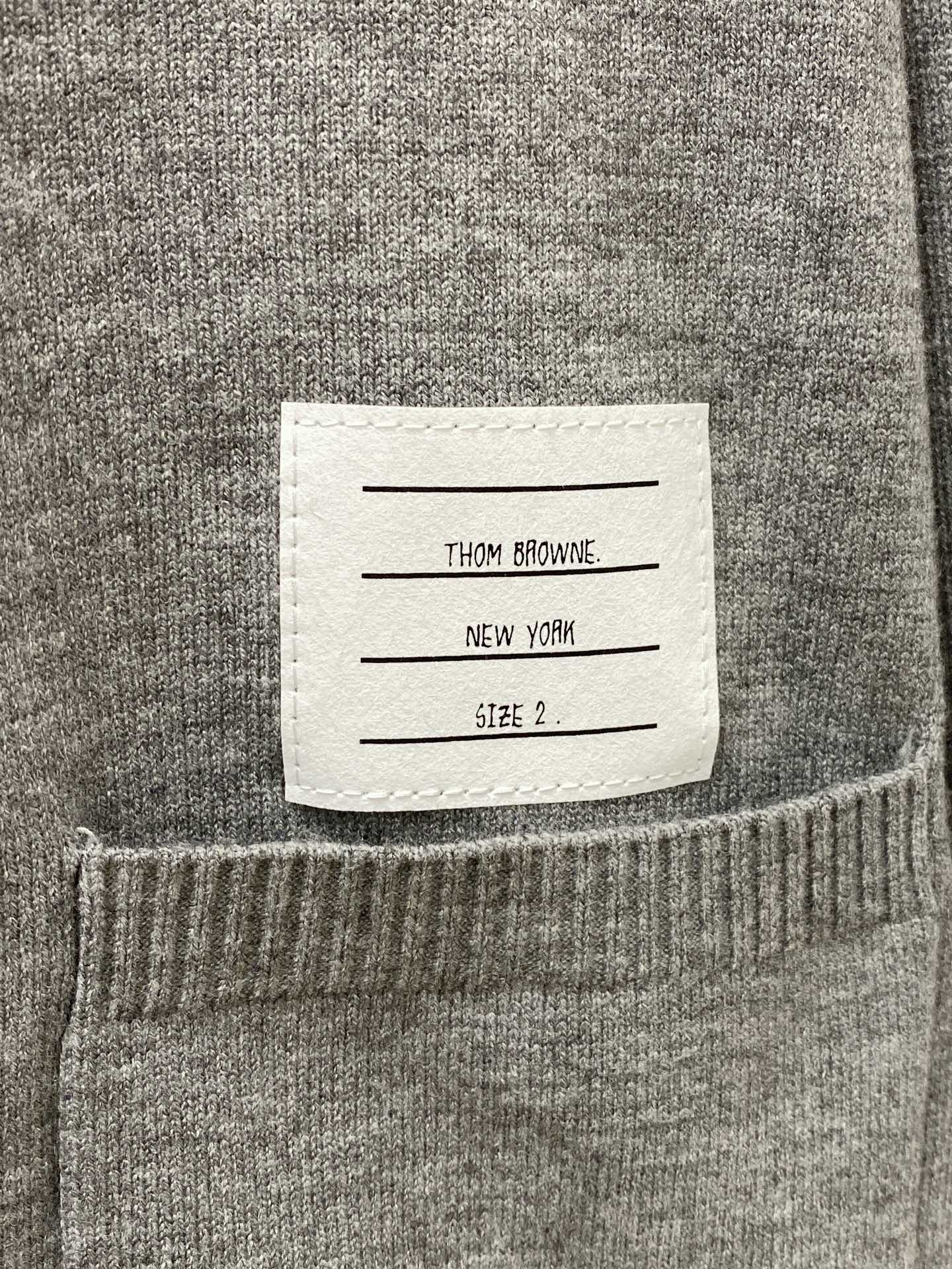  TB、新品开衫羊毛衣 具有手感细腻柔软，可直接与肌肤接触，让暖心的纱线变化出细腻的质感，顶级工艺极具特