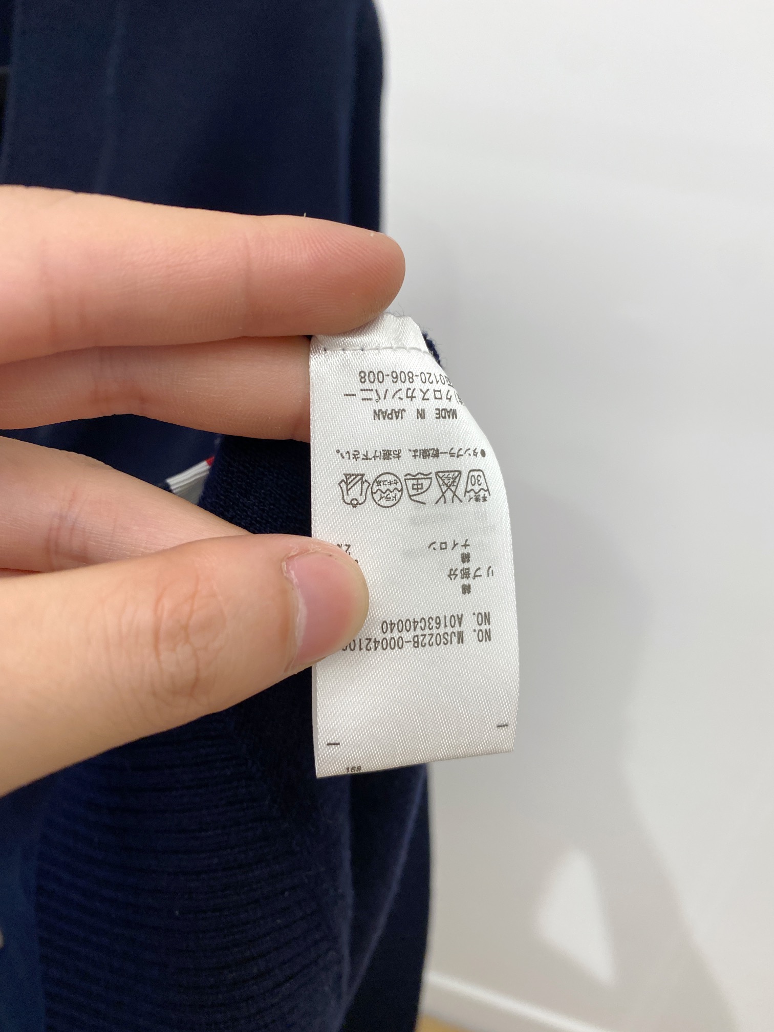  TB、新品开衫羊毛衣 具有手感细腻柔软，可直接与肌肤接触，让暖心的纱线变化出细腻的质感，顶级工艺极具特
