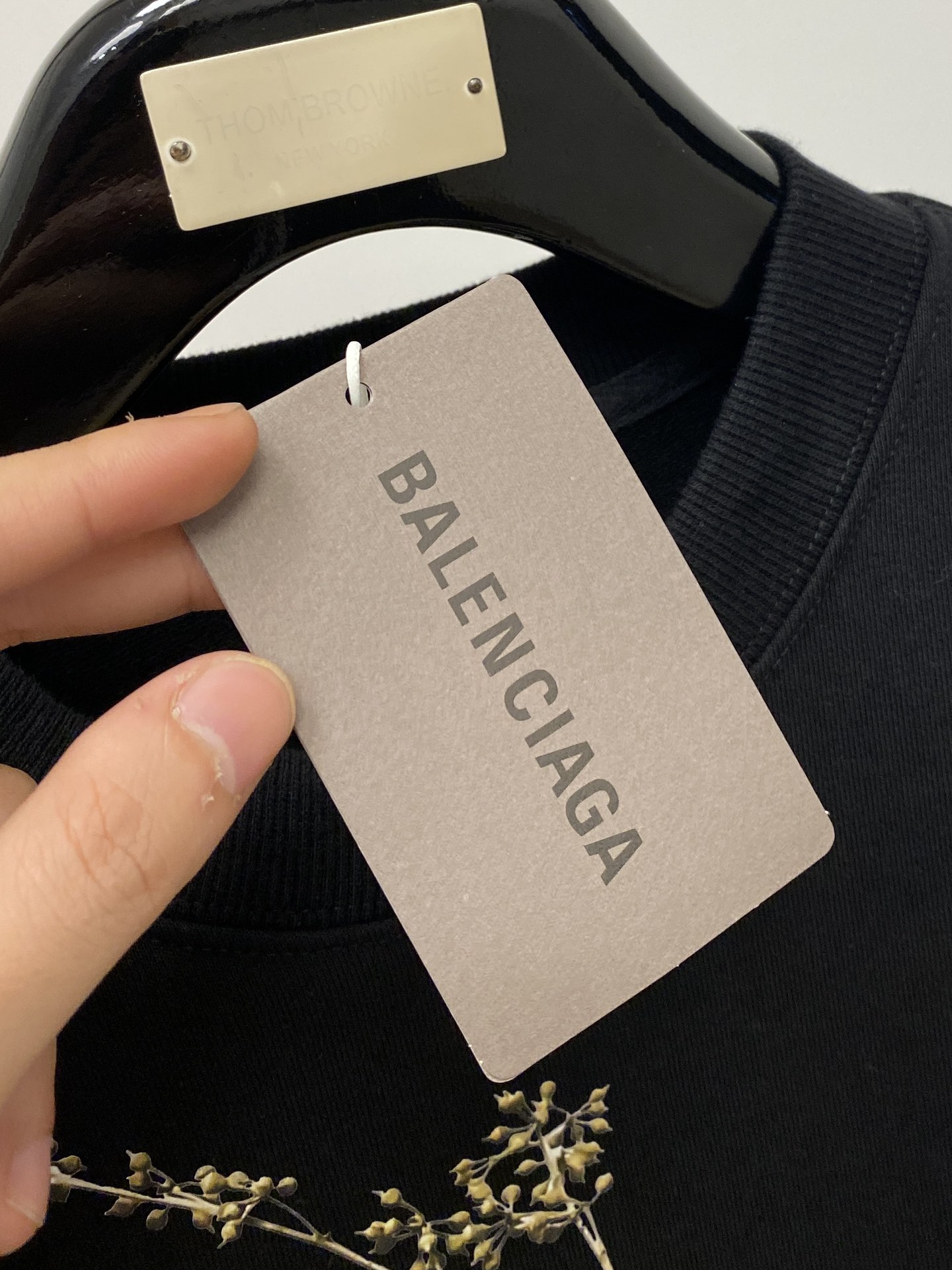 
巴黎世家、新品卫衣，帅气时尚，胸前顶级印胶印花图案字母logo，简约百搭款。面料棉 不仅挺括，保持潮流