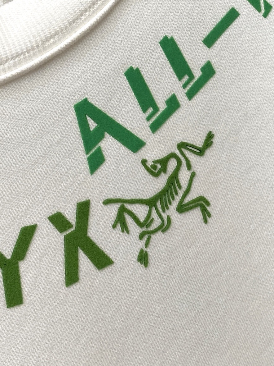 
始祖鸟、新品卫衣，帅气时尚，领口顶级印胶印花图案字母logo，简约百搭款。面料棉 不仅挺括，保持潮流的