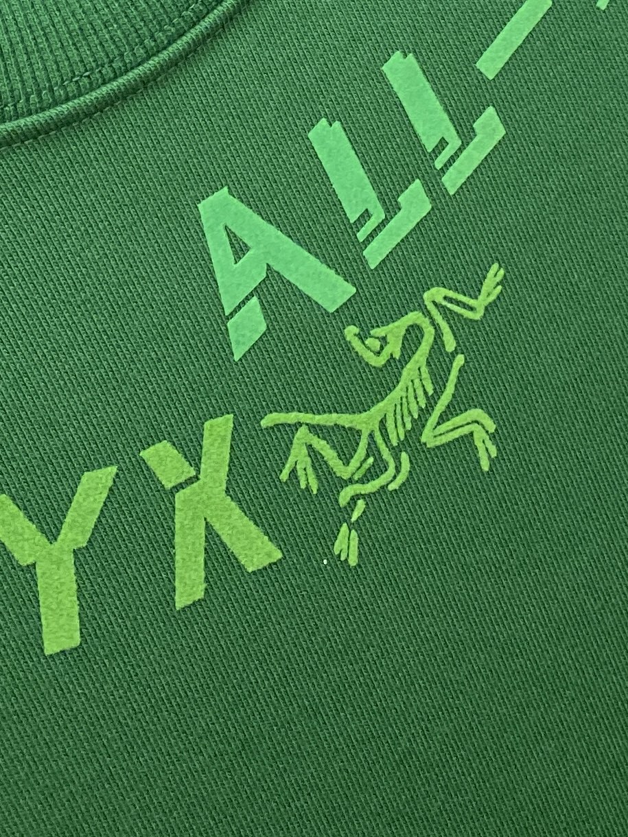 
始祖鸟、新品卫衣，帅气时尚，领口顶级印胶印花图案字母logo，简约百搭款。面料棉 不仅挺括，保持潮流的