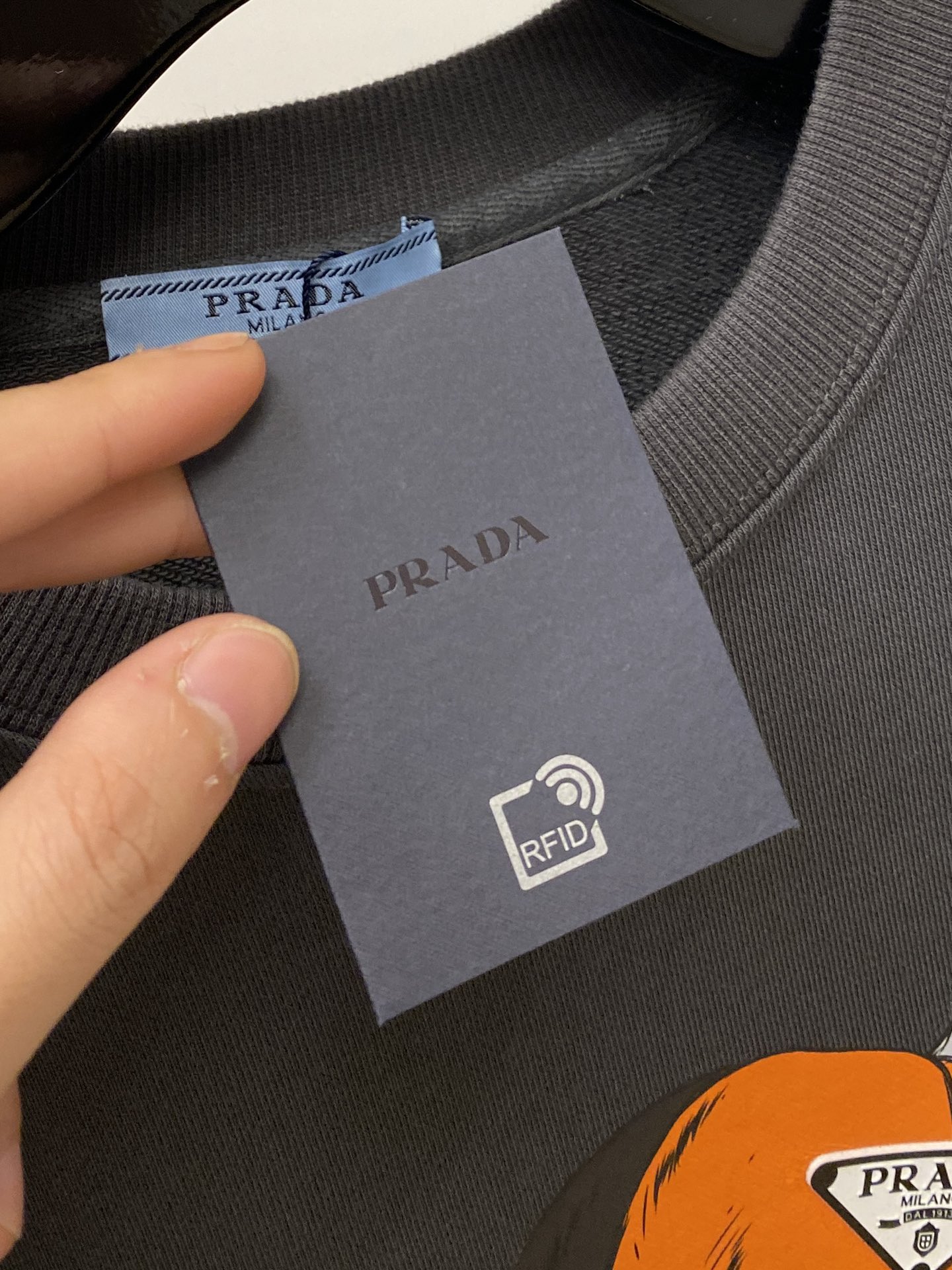 
普拉达、新品卫衣，帅气时尚，胸前顶级印花图案字母logo，简约百搭款。面料棉 不仅挺括，保持潮流的廓形
