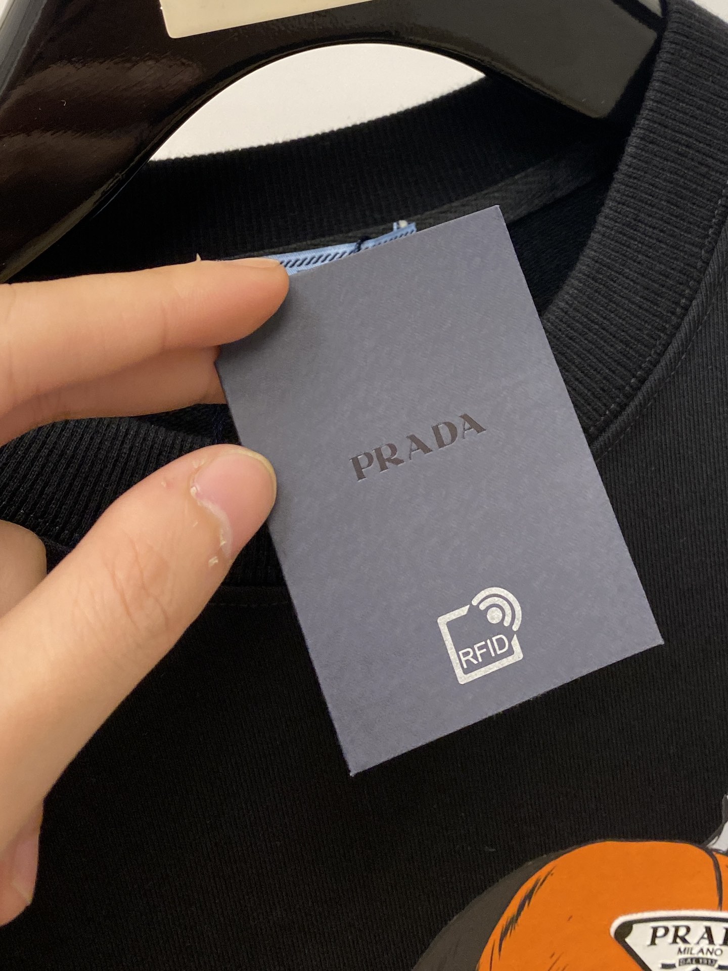 
普拉达、新品卫衣，帅气时尚，胸前顶级印花图案字母logo，简约百搭款。面料棉 不仅挺括，保持潮流的廓形