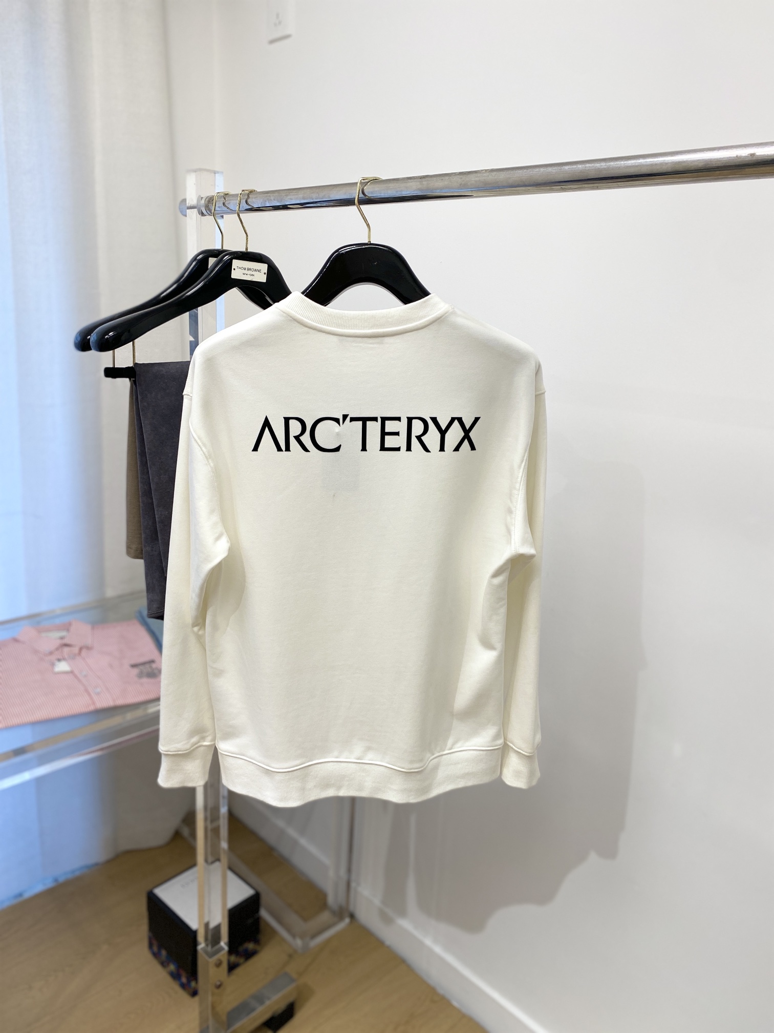 
始祖鸟、新品卫衣，帅气时尚，胸前顶级印花图案logo，简约百搭款。面料棉 不仅挺括，保持潮流的廓形，又