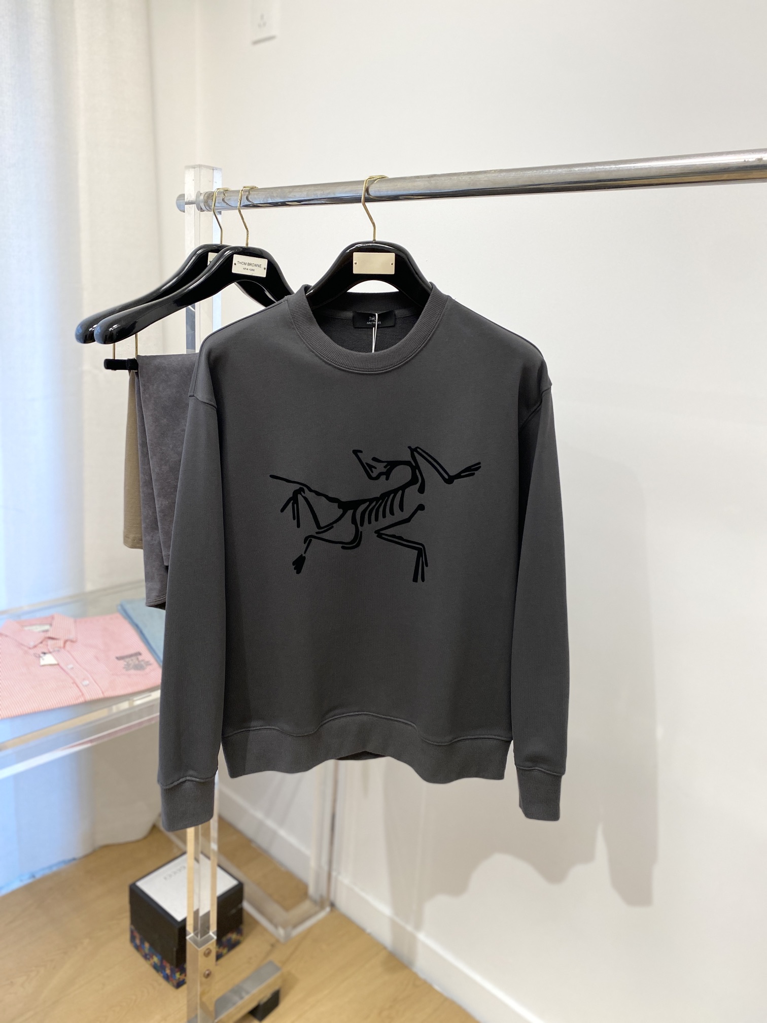 
始祖鸟、新品卫衣，帅气时尚，胸前顶级印花图案logo，简约百搭款。面料棉 不仅挺括，保持潮流的廓形，又