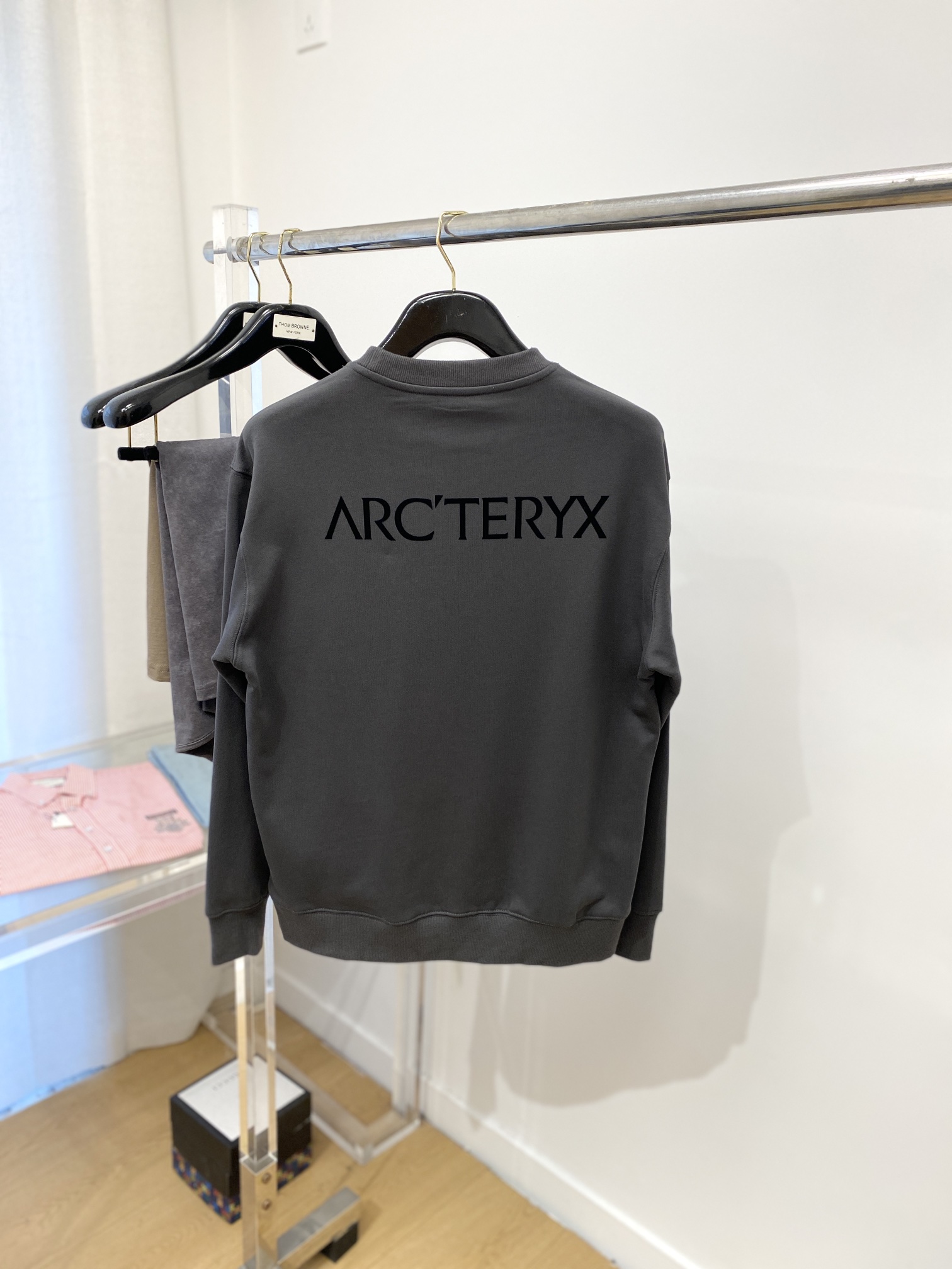 
始祖鸟、新品卫衣，帅气时尚，胸前顶级印花图案logo，简约百搭款。面料棉 不仅挺括，保持潮流的廓形，又
