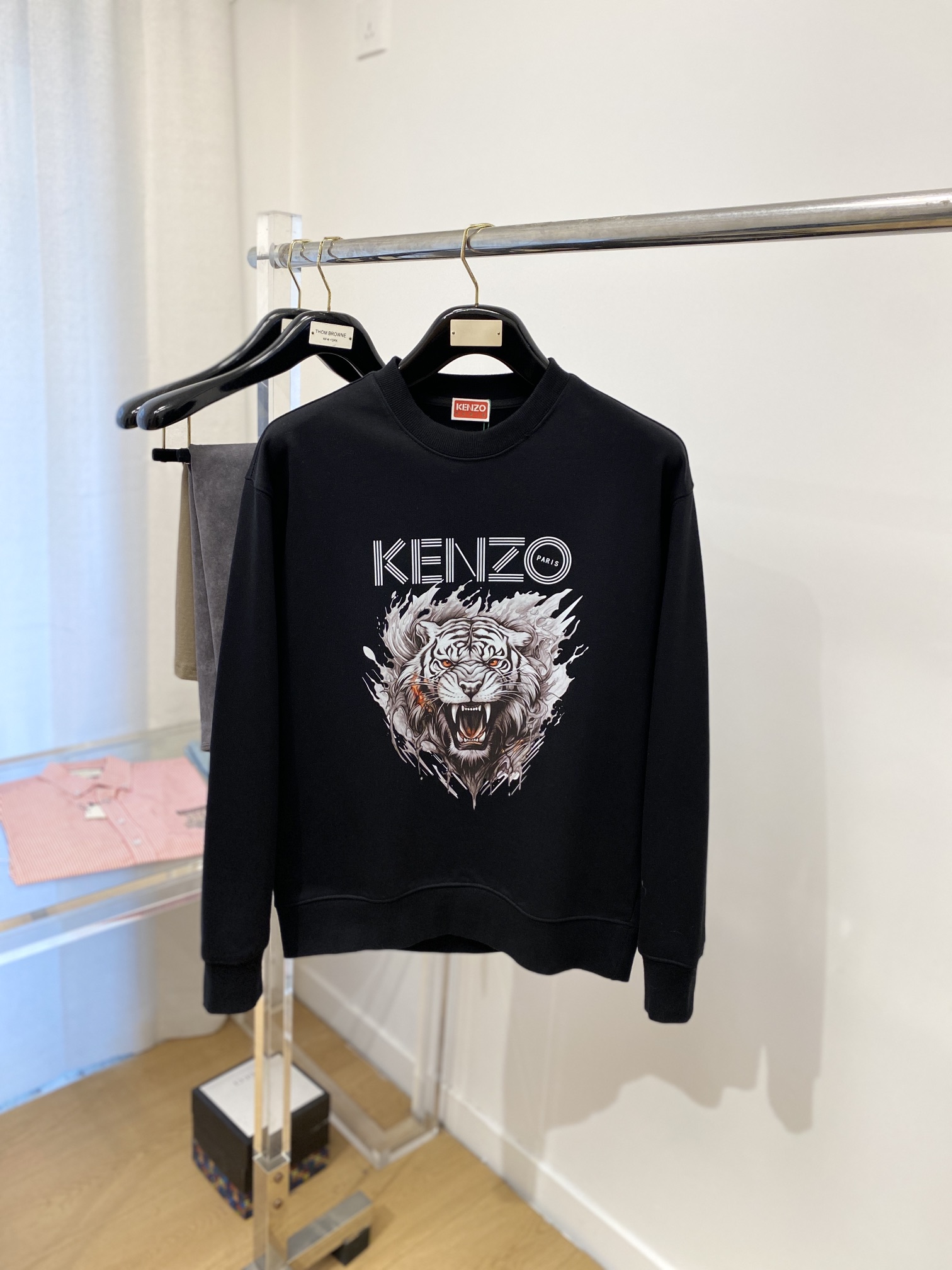  KENZO、新品卫衣，帅气时尚，胸前顶级印花图案字母logo，简约百搭款。面料棉 不仅挺括，保持潮流的