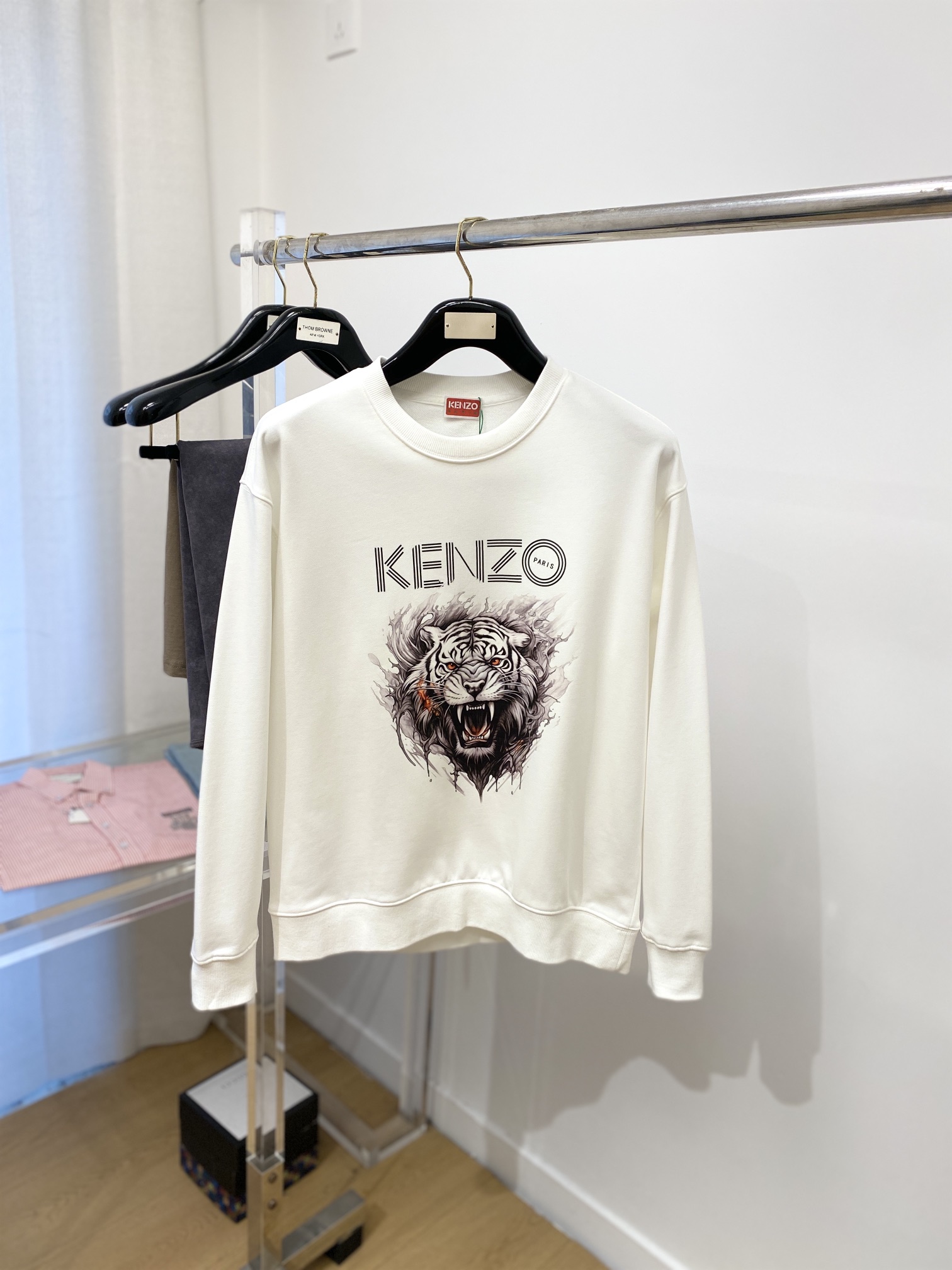  KENZO、新品卫衣，帅气时尚，胸前顶级印花图案字母logo，简约百搭款。面料棉 不仅挺括，保持潮流的
