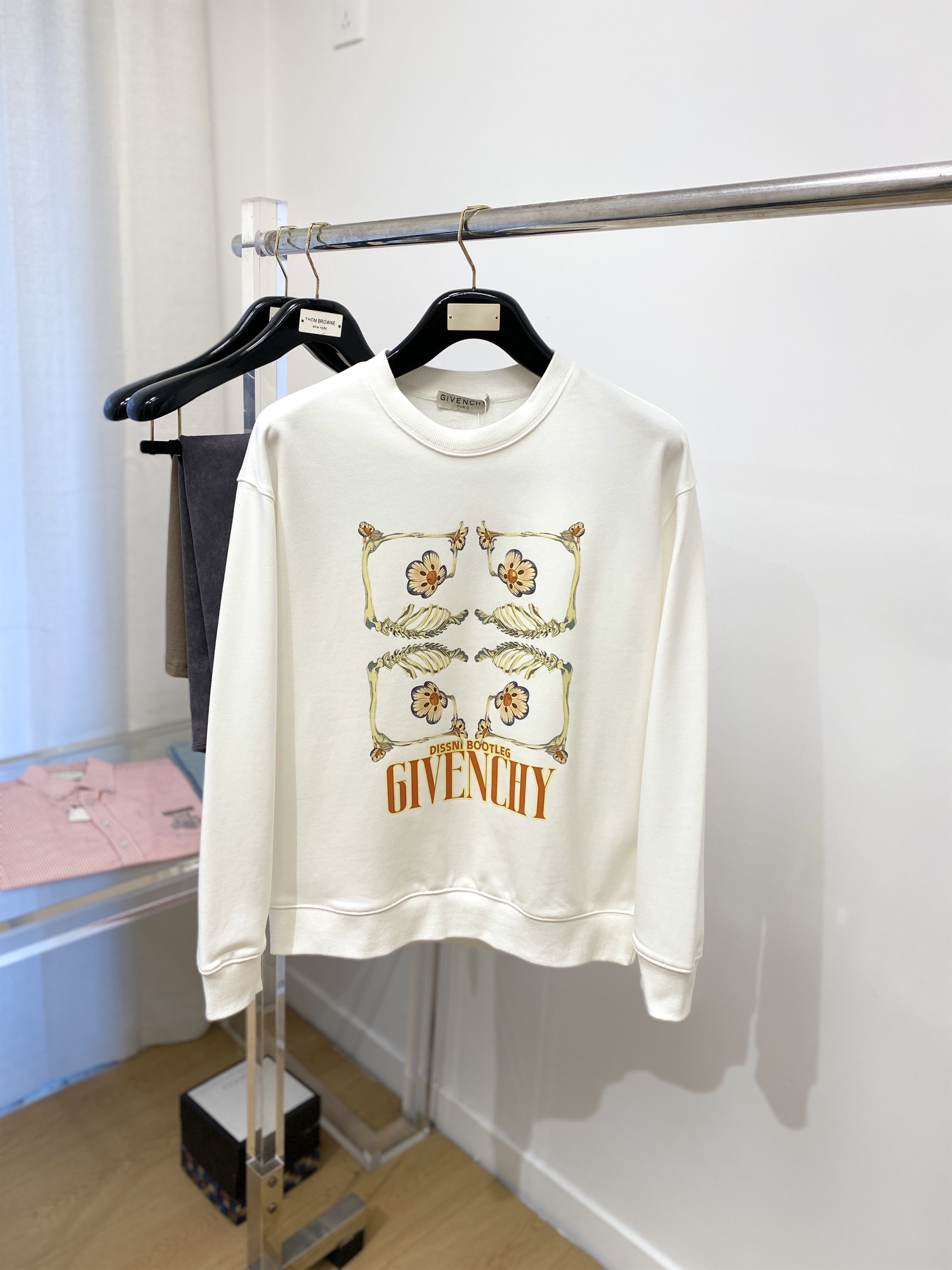 
纪梵希、新品卫衣，帅气时尚，胸前顶级印花图案字母logo，简约百搭款。面料棉 不仅挺括，保持潮流的廓形
