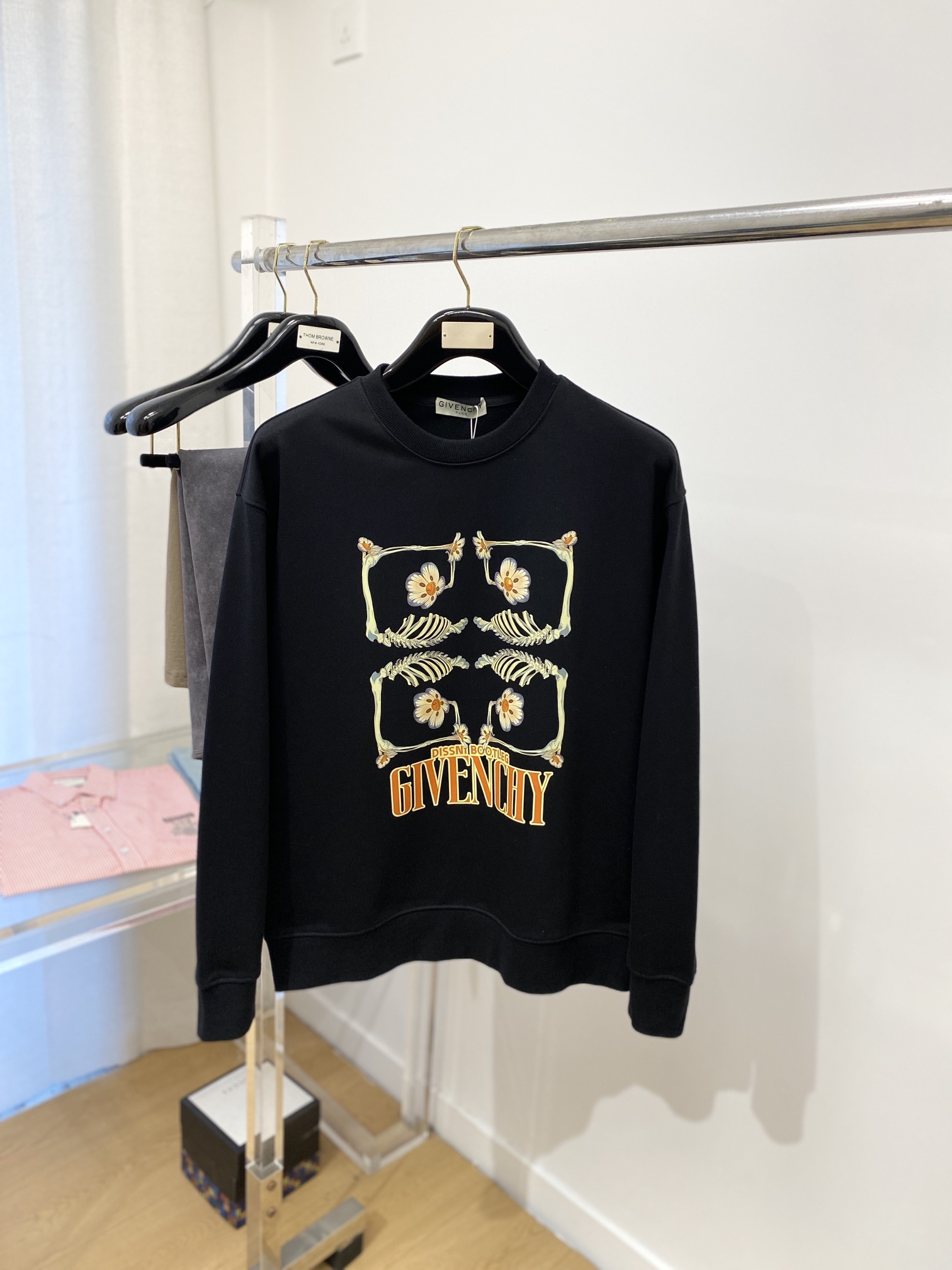 
纪梵希、新品卫衣，帅气时尚，胸前顶级印花图案字母logo，简约百搭款。面料棉 不仅挺括，保持潮流的廓形