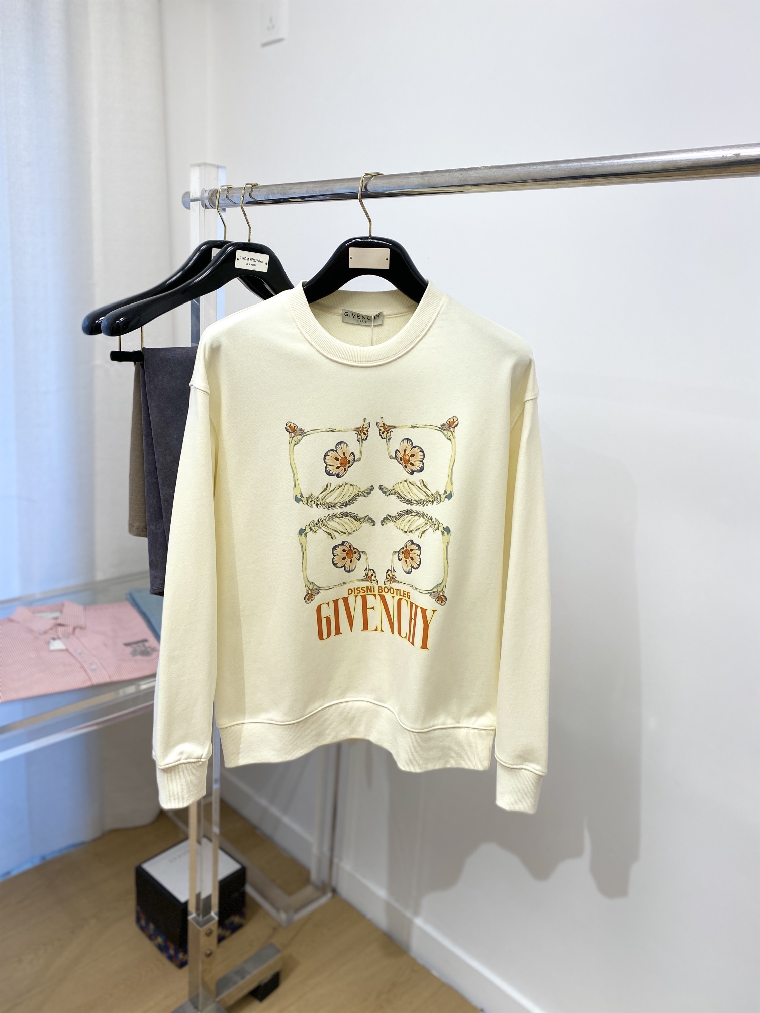
纪梵希、新品卫衣，帅气时尚，胸前顶级印花图案字母logo，简约百搭款。面料棉 不仅挺括，保持潮流的廓形