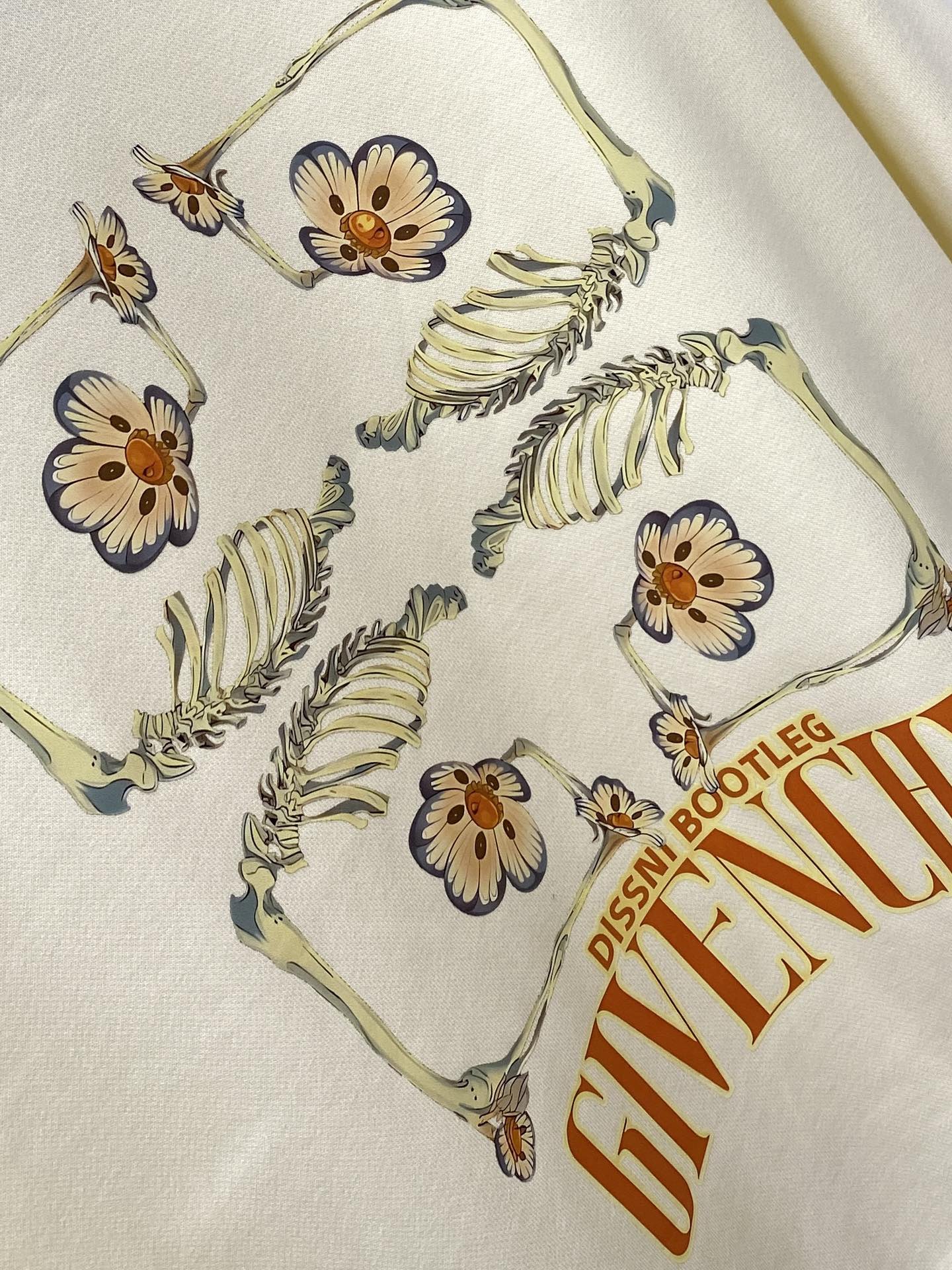 
纪梵希、新品卫衣，帅气时尚，胸前顶级印花图案字母logo，简约百搭款。面料棉 不仅挺括，保持潮流的廓形