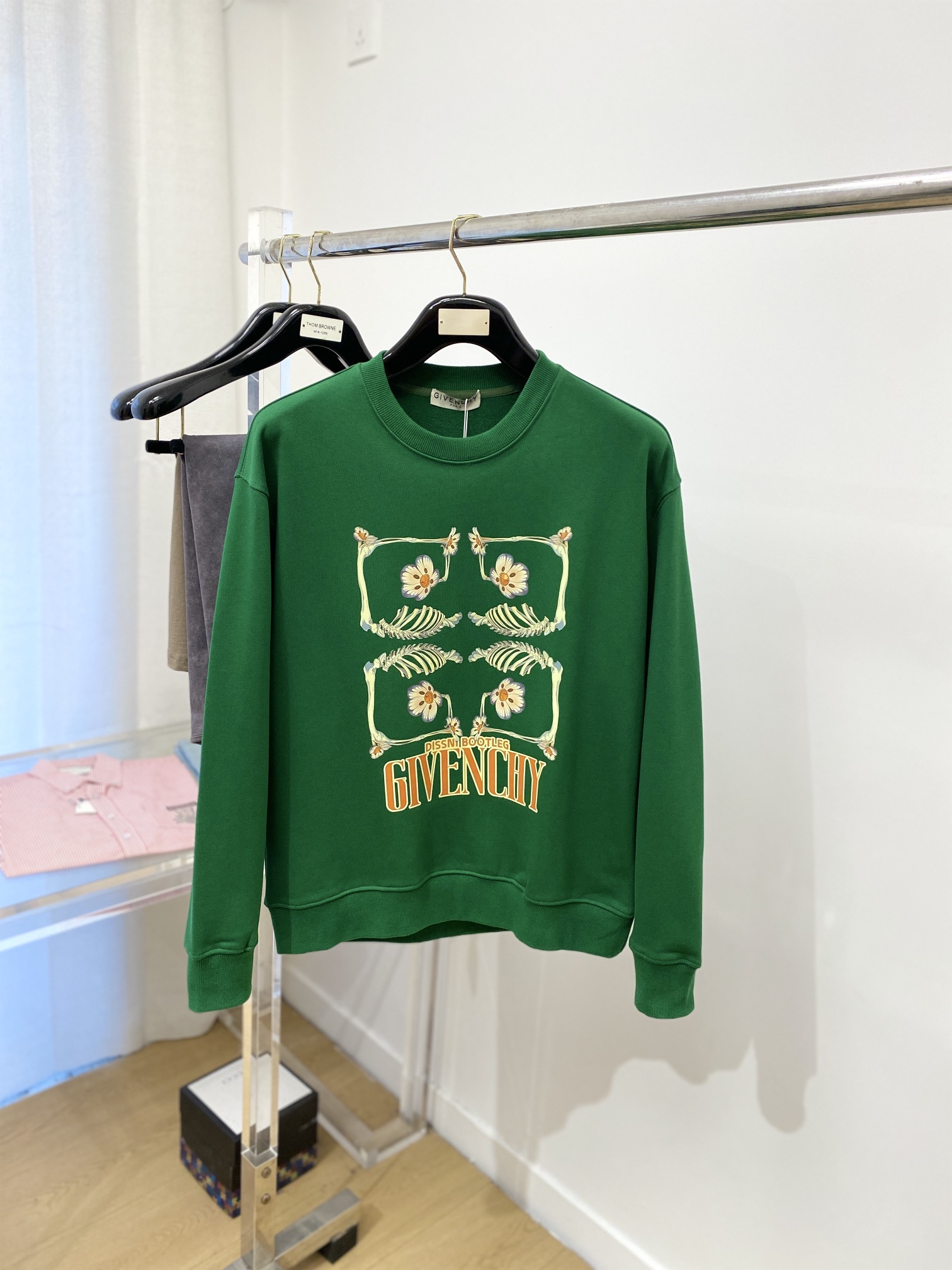 
纪梵希、新品卫衣，帅气时尚，胸前顶级印花图案字母logo，简约百搭款。面料棉 不仅挺括，保持潮流的廓形