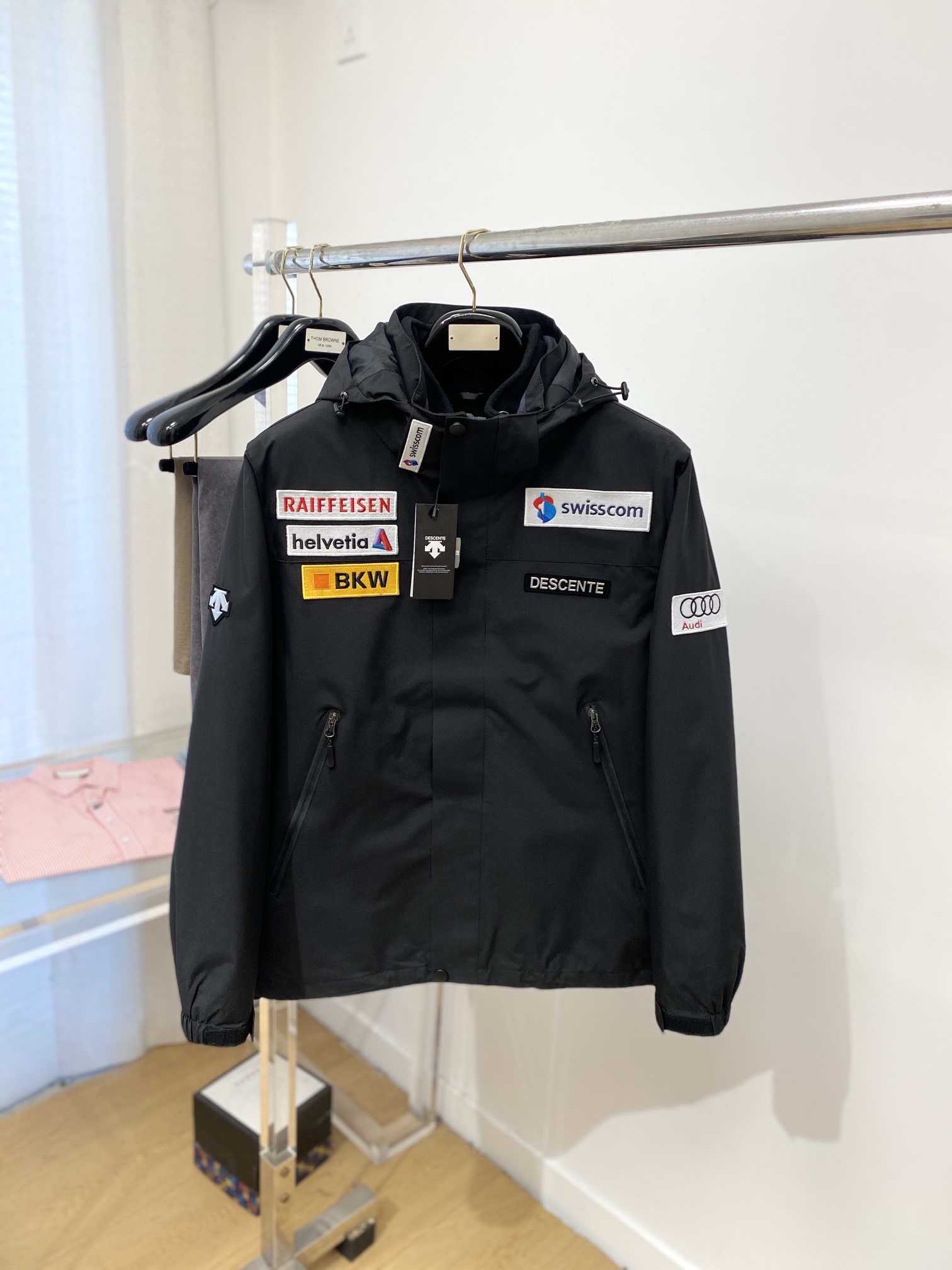 NO:118271,DESCENTE, 2025 new removable plush jacket jacket, fashionable and handsome, exquisite embroidered letter pattern logo on the chest, simple and versatile style, customized original fabric, not only crisp, maintains a fashionable silhouette, and is comfortable to wear, and the yarn weaving is more delicate, the number M-3XL,, jackets & coats, jackets & coats, alexander wang19860909DESCENTE迪桑特、2025新品可拆卸加绒夹克外套,时尚帅气,胸口精致刺绣字母图案logo,简约百搭款,定制原版面料,不仅挺括,保持潮流的廓形,又穿着舒适,纱织更细腻,码数M-3XL,,jackets & coats,jackets & coats,alexander wang,Men's clothing