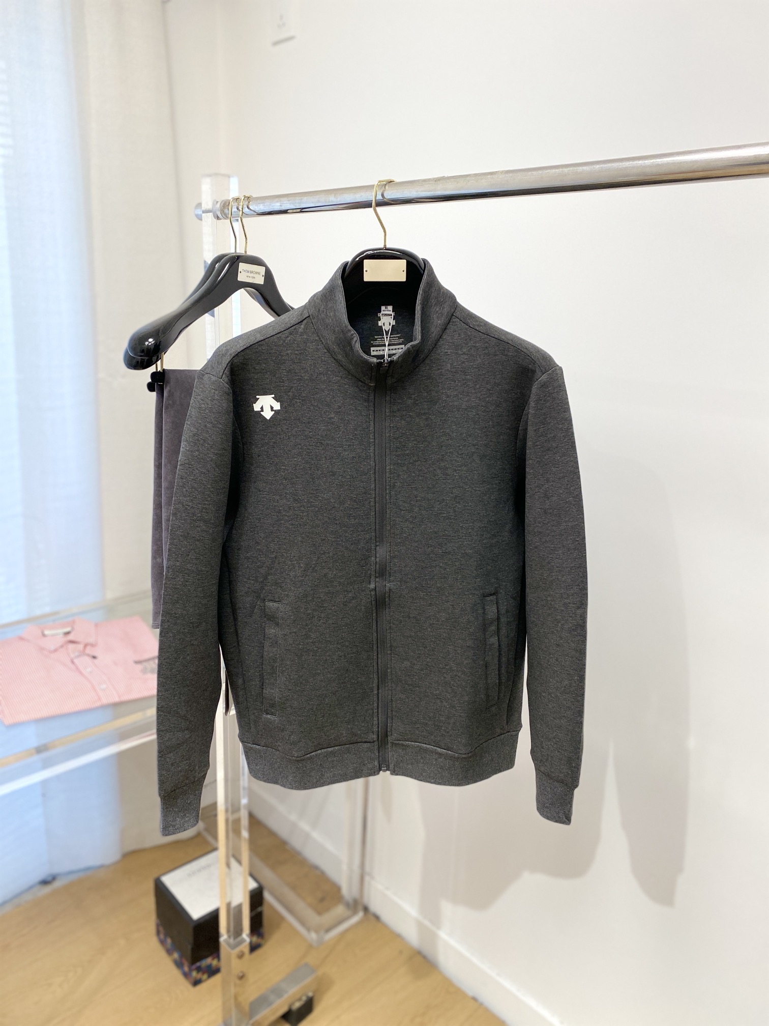 NO:118252,DESCENTE, new sweatshirt jacket, handsome and fashionable, shoulder printed logo, simple and versatile style. Fabric cotton is not only crisp, maintains a fashionable silhouette, and is comfortable to wear, and the yarn is more delicate. The number M-3XL, hoodie, sweatshirts, jackets & coats, alexander wang19860909DESCENTE迪桑特、新品卫衣外套,帅气时尚,肩部印花图案logo,简约百搭款.面料棉 不仅挺括,保持潮流的廓形,又穿着舒适,纱织更细腻,码数M-3XL,,hoodie,sweatshirts,jackets & coats,alexander wang,Men's clothing