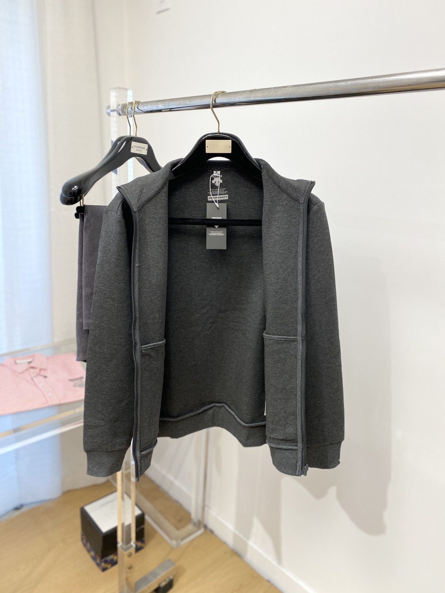 DESCENTE迪桑特、2024新品卫衣外套，帅气时尚，肩部印花图案logo，简约百搭款。面料棉 不仅挺