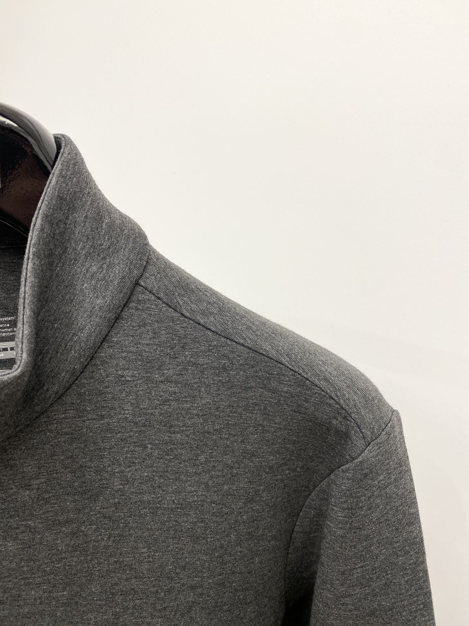 DESCENTE迪桑特、2024新品卫衣外套，帅气时尚，肩部印花图案logo，简约百搭款。面料棉 不仅挺