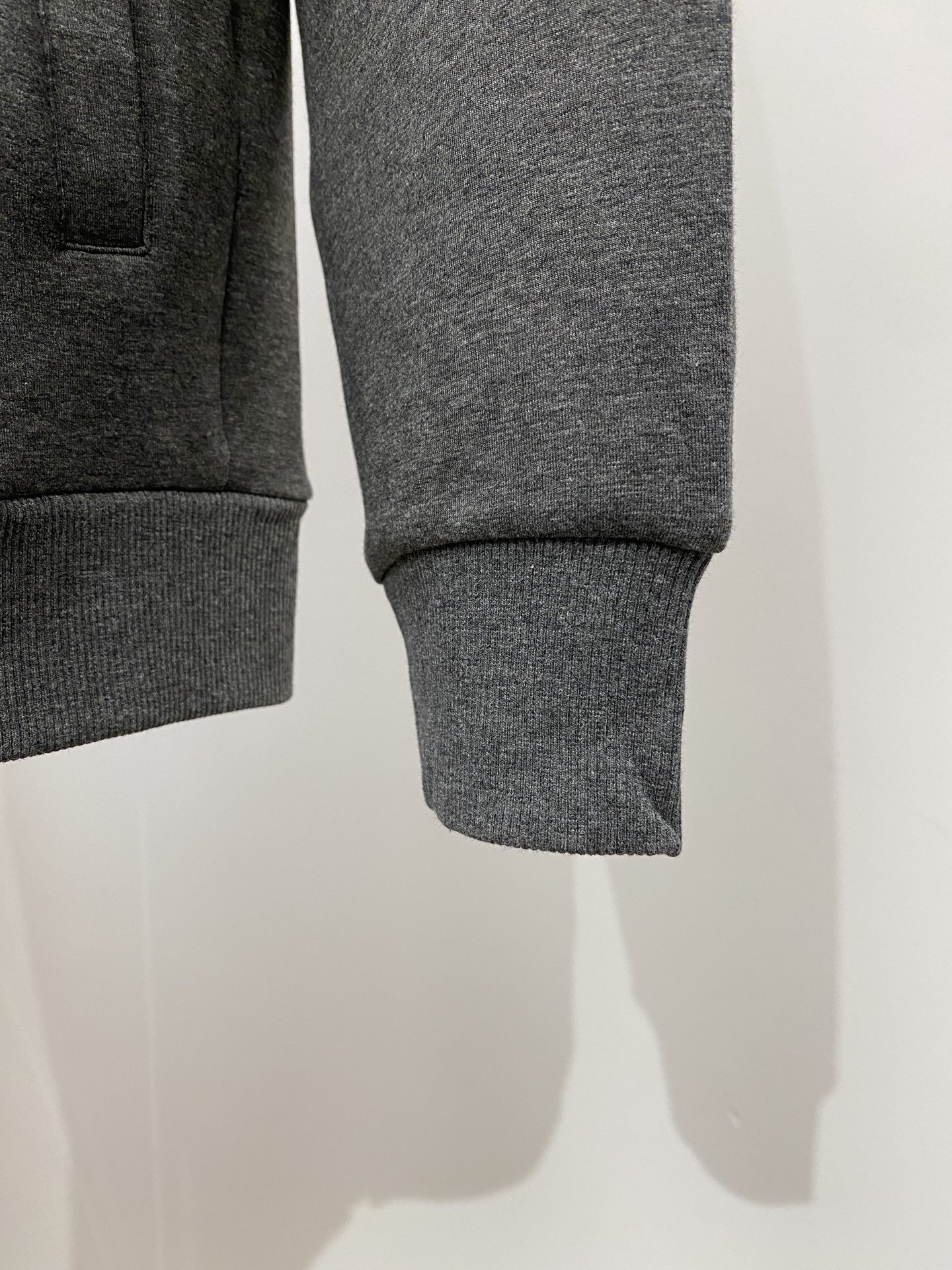 DESCENTE迪桑特、2024新品卫衣外套，帅气时尚，肩部印花图案logo，简约百搭款。面料棉 不仅挺