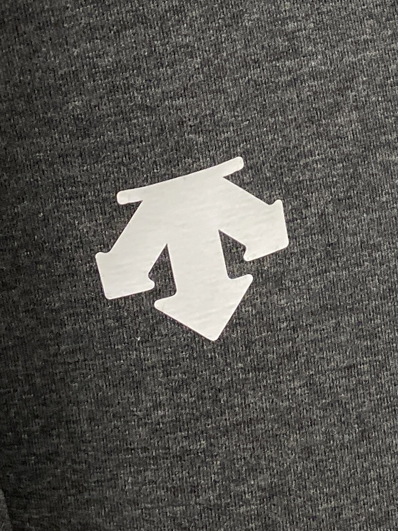 DESCENTE迪桑特、2024新品卫衣外套，帅气时尚，肩部印花图案logo，简约百搭款。面料棉 不仅挺