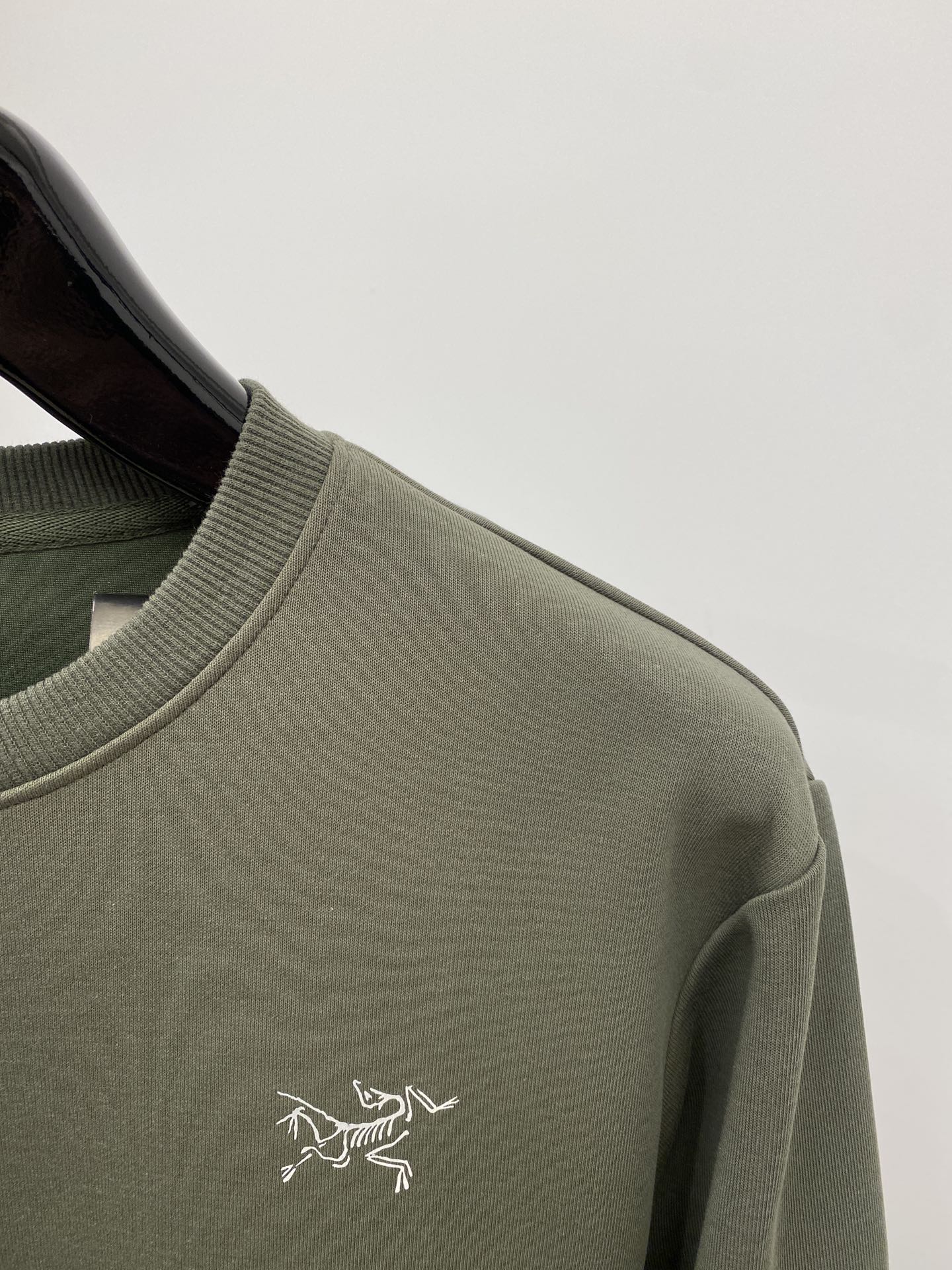 始祖鸟、2024新品卫衣，帅气时尚，胸前顶级印花图案logo，简约百搭款。面料棉 不仅挺括，保持潮流的廓