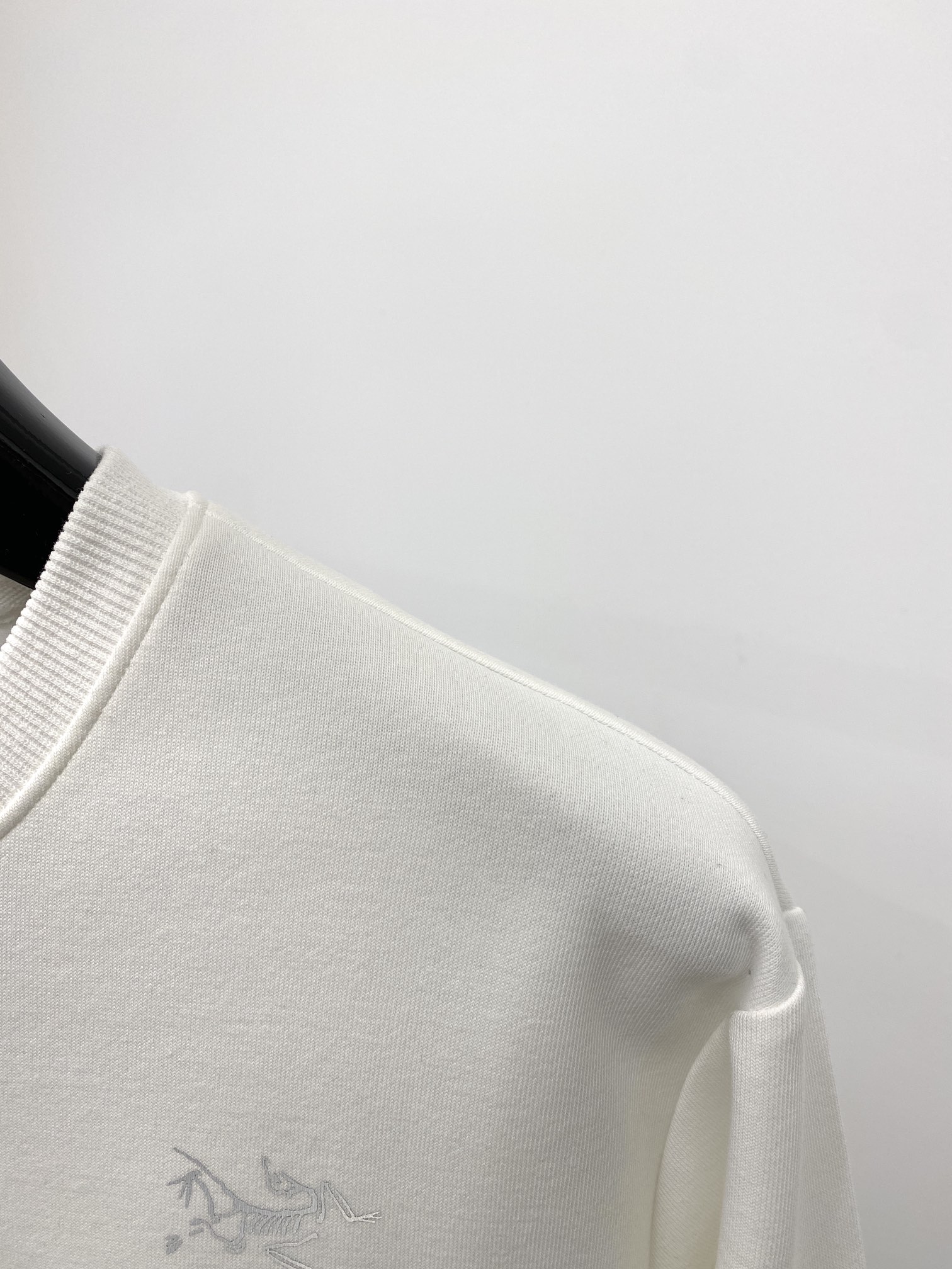 始祖鸟、2024新品卫衣，帅气时尚，胸前顶级印花图案logo，简约百搭款。面料棉 不仅挺括，保持潮流的廓