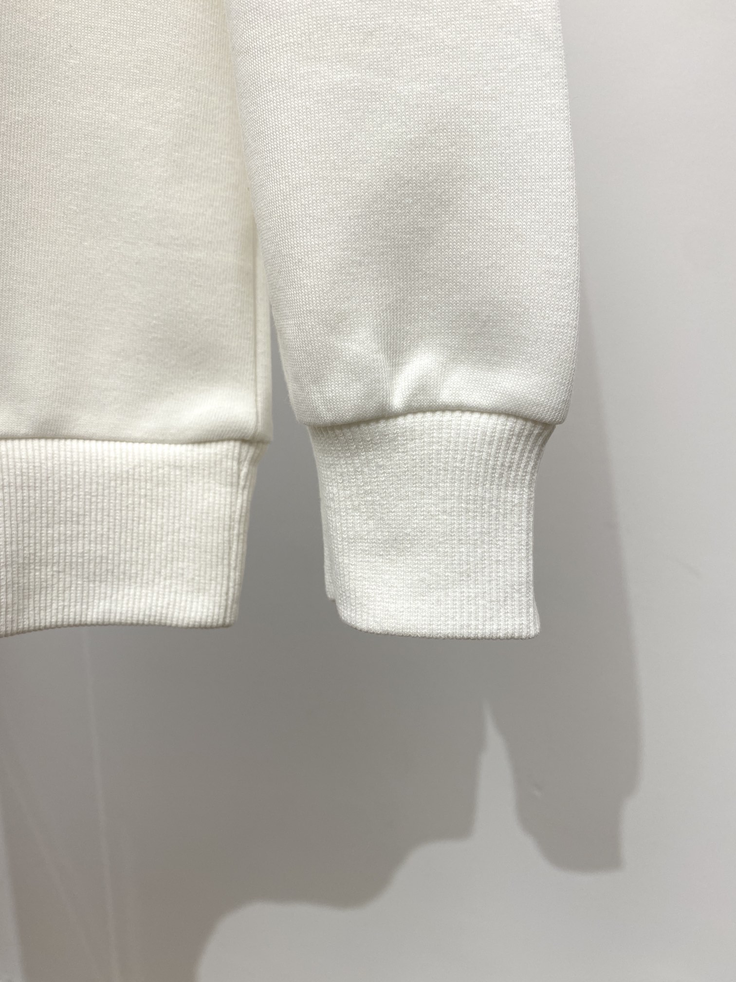 始祖鸟、2024新品卫衣，帅气时尚，胸前顶级印花图案logo，简约百搭款。面料棉 不仅挺括，保持潮流的廓