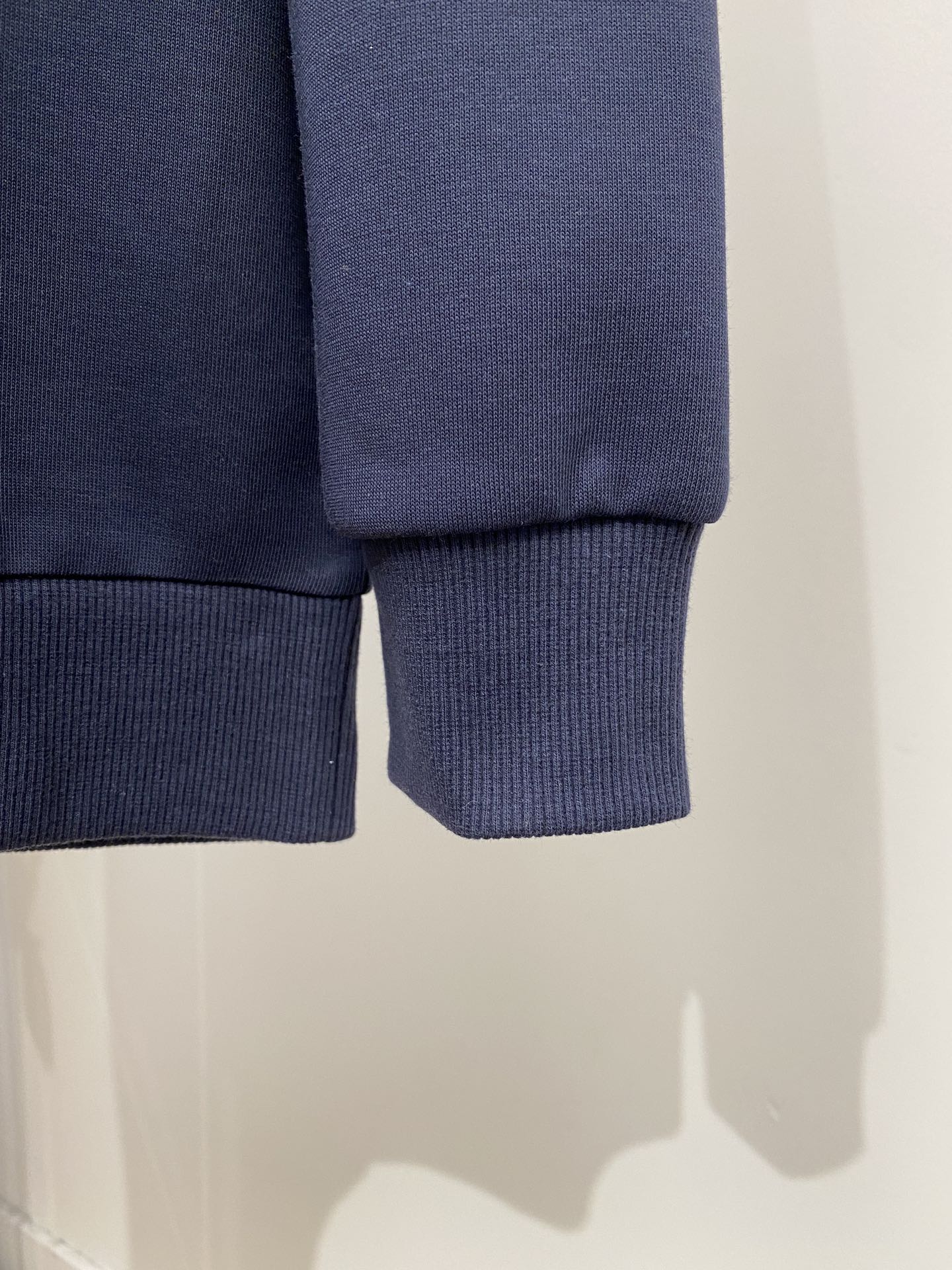 始祖鸟、2024新品卫衣，帅气时尚，胸前顶级印花图案logo，简约百搭款。面料棉 不仅挺括，保持潮流的廓