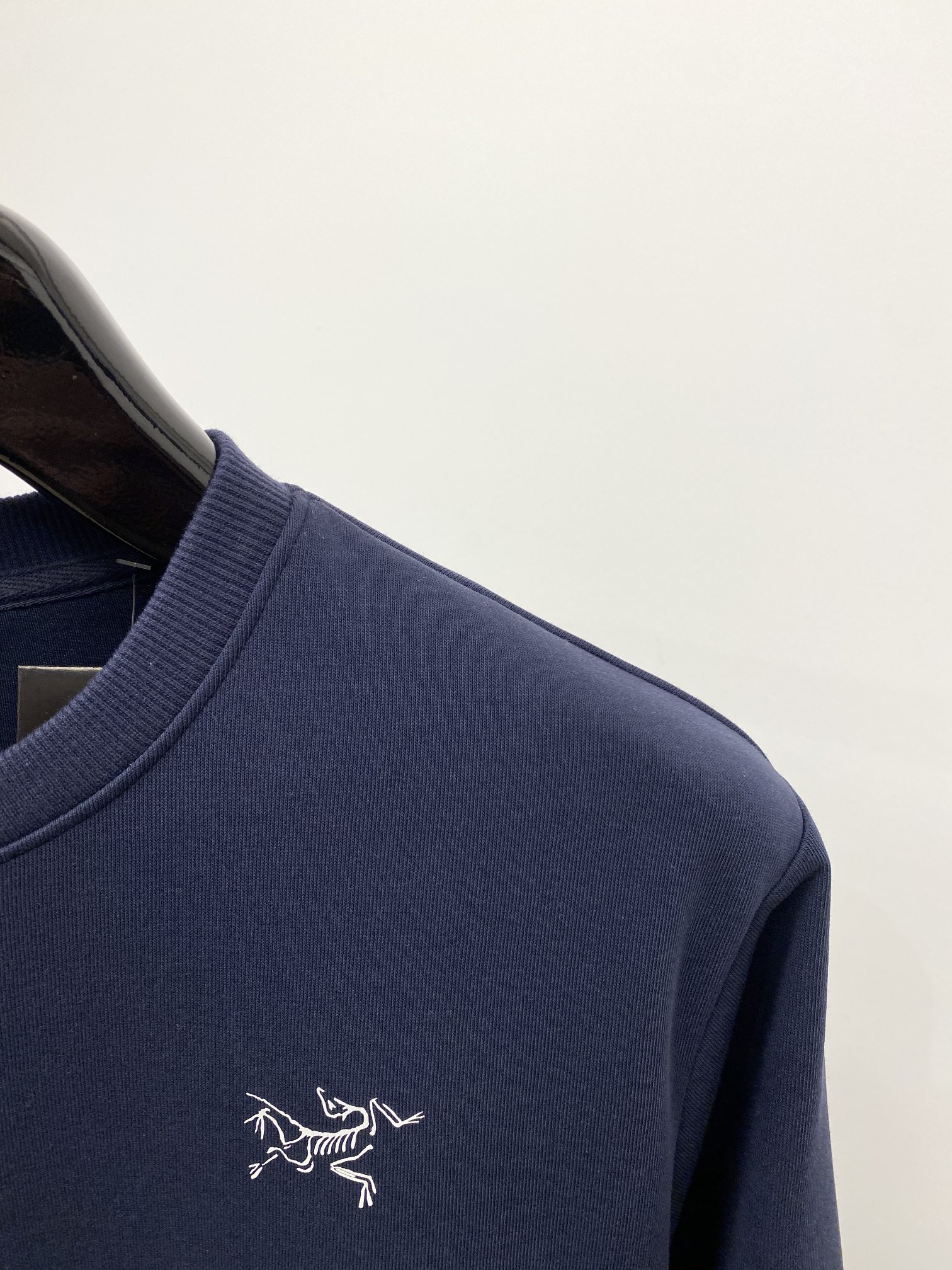 始祖鸟、2024新品卫衣，帅气时尚，胸前顶级印花图案logo，简约百搭款。面料棉 不仅挺括，保持潮流的廓