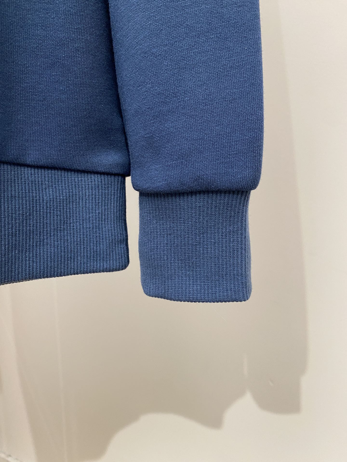 始祖鸟、2024新品卫衣，帅气时尚，胸前顶级印花图案logo，简约百搭款。面料棉 不仅挺括，保持潮流的廓